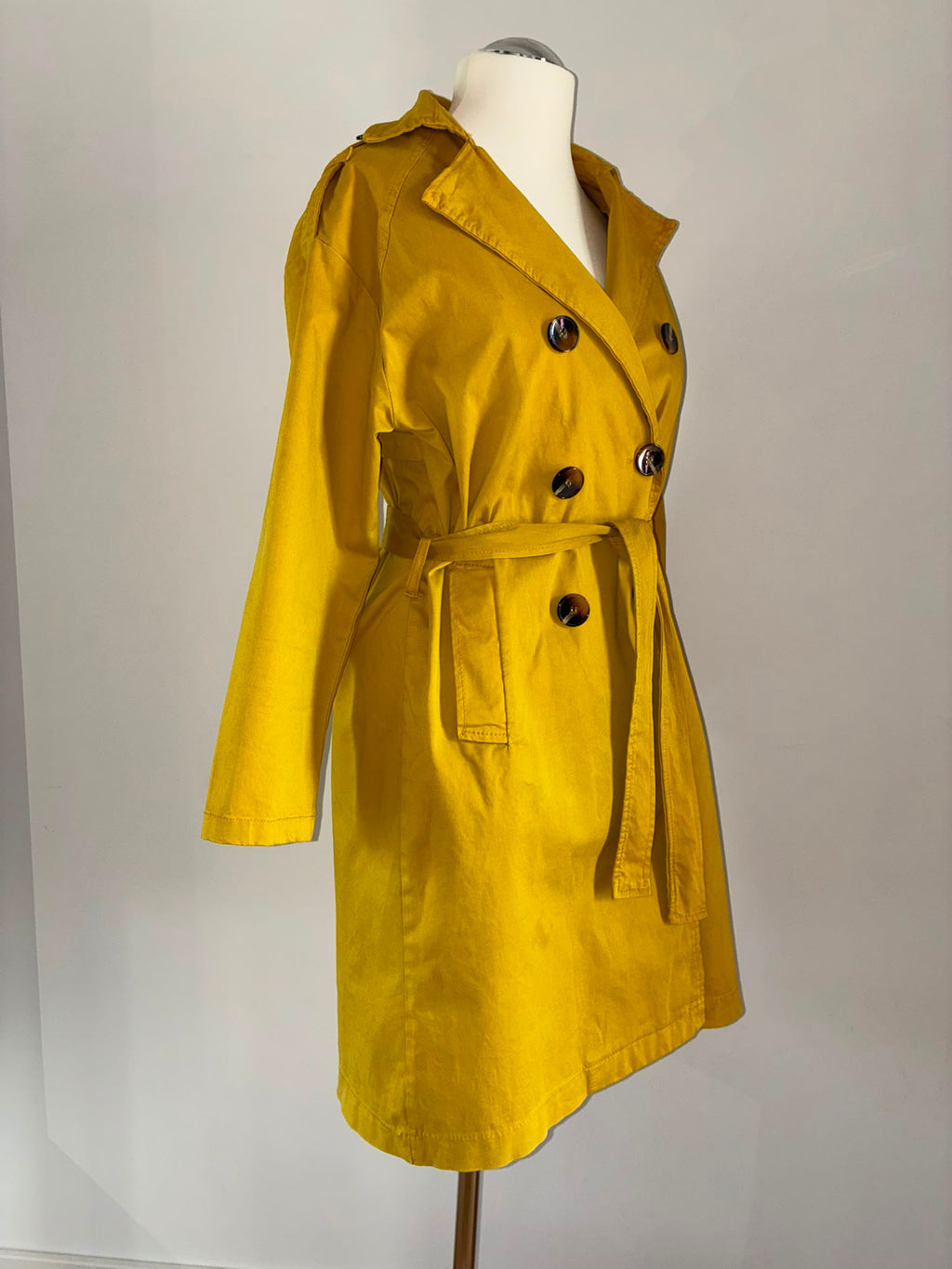 Leuchtender Trenchcoat Größe S 36 in Senfgelb – klassisch mit modernem Twist