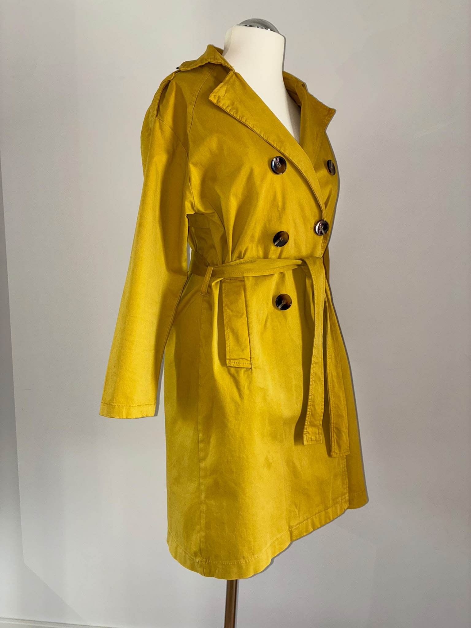 Leuchtender Trenchcoat Größe S 36 in Senfgelb – klassisch mit modernem Twist