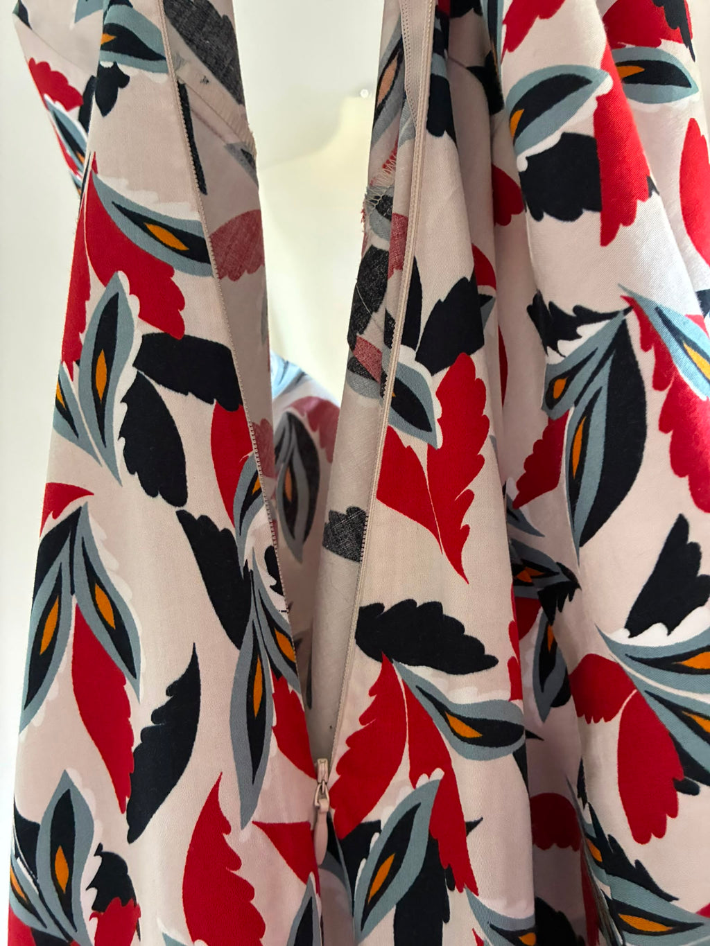 Gerry Weber Kleid mit Blättermuster in Rot und Dunkelblau