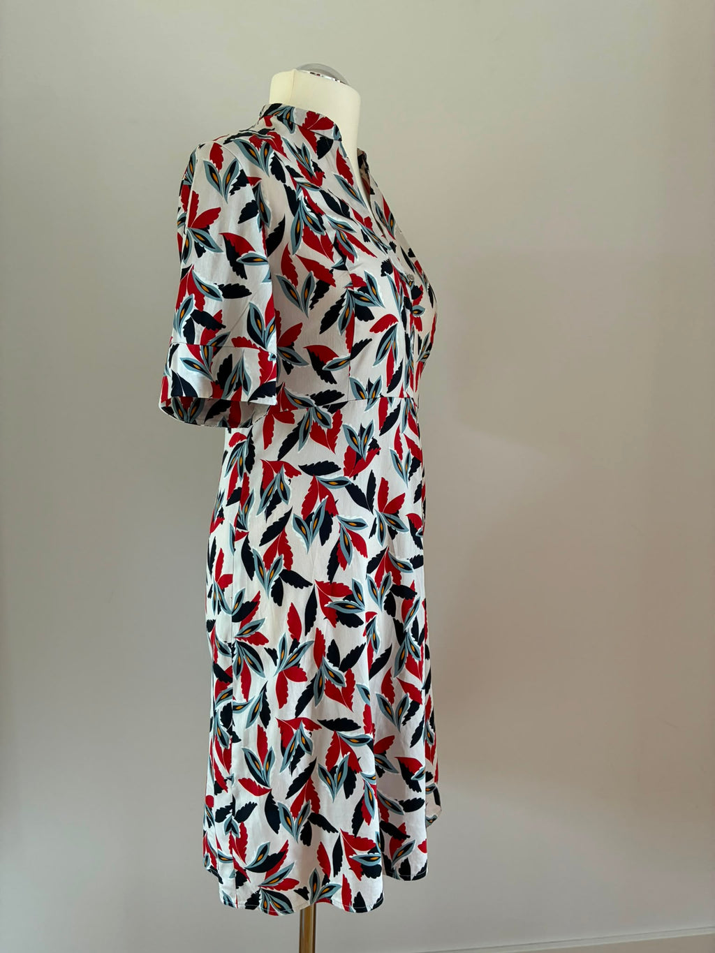 Gerry Weber Kleid mit Blättermuster in Rot und Dunkelblau
