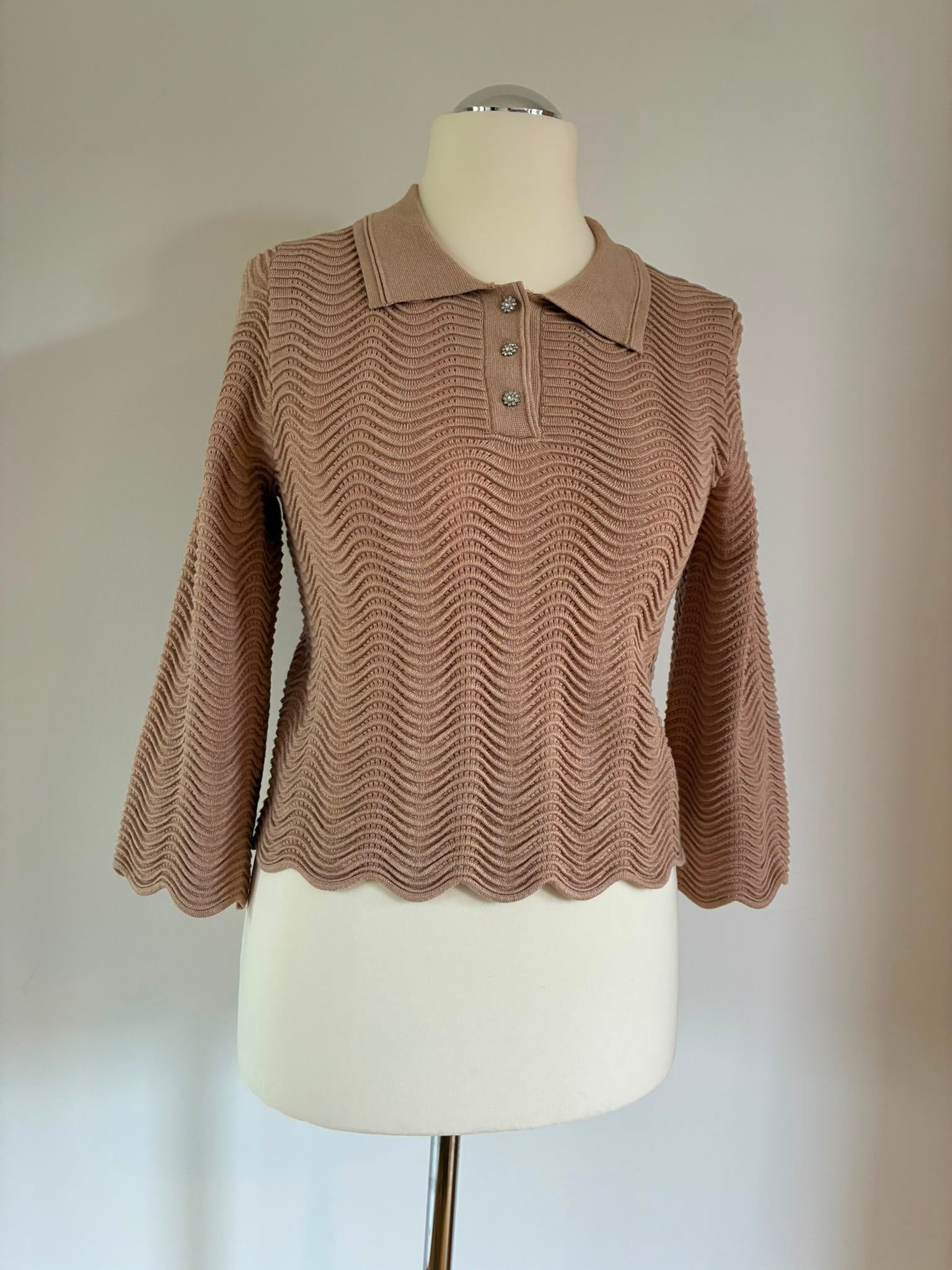 Cyrus Feinstrick-Polo Größe S in Beige-Rosé mit Schmuckknöpfen