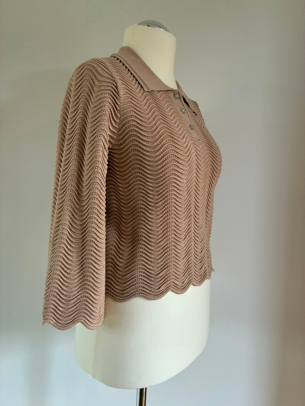 Cyrus Feinstrick-Polo Größe S in Beige-Rosé mit Schmuckknöpfen
