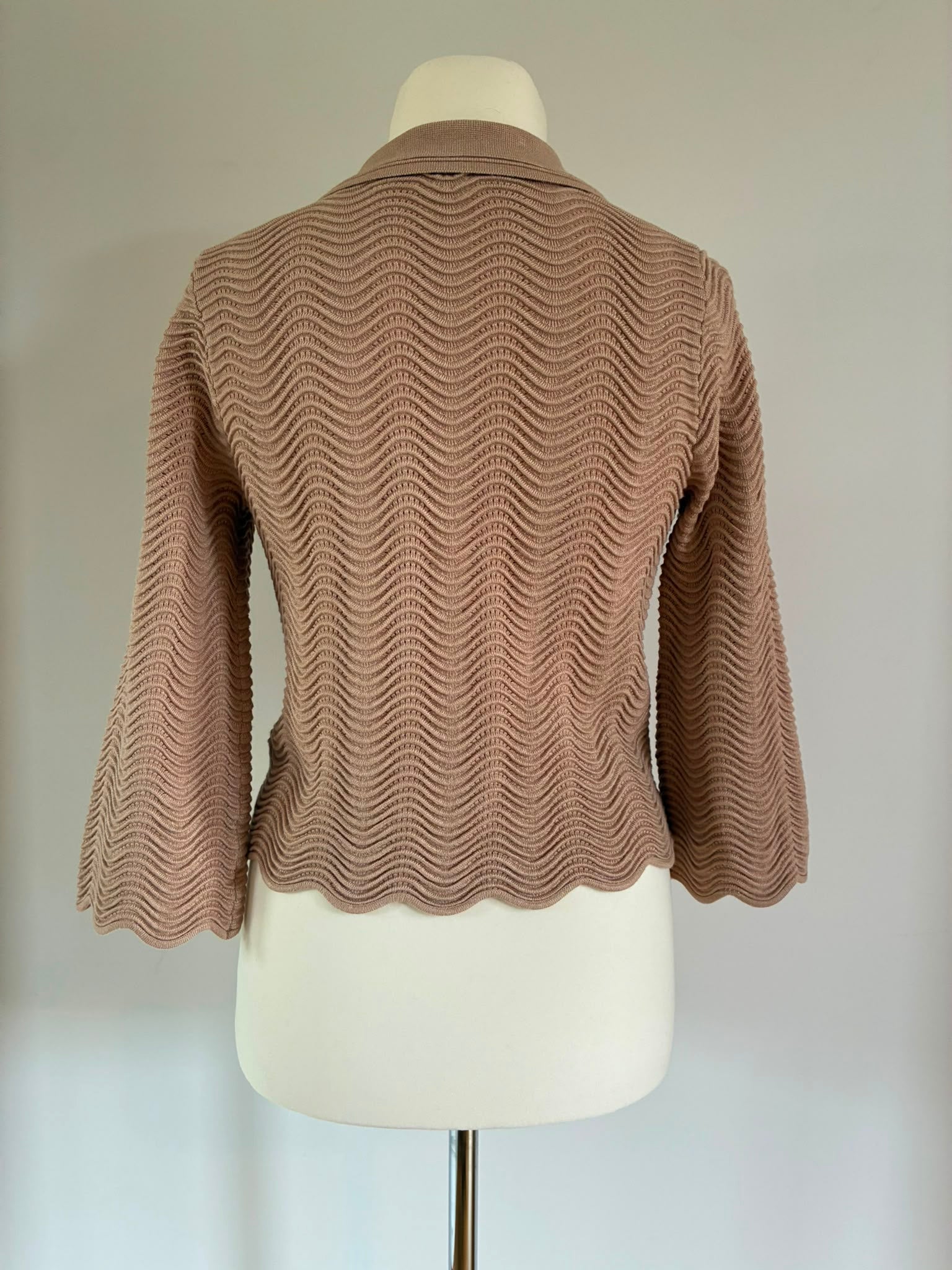 Cyrus Feinstrick-Polo Größe S in Beige-Rosé mit Schmuckknöpfen