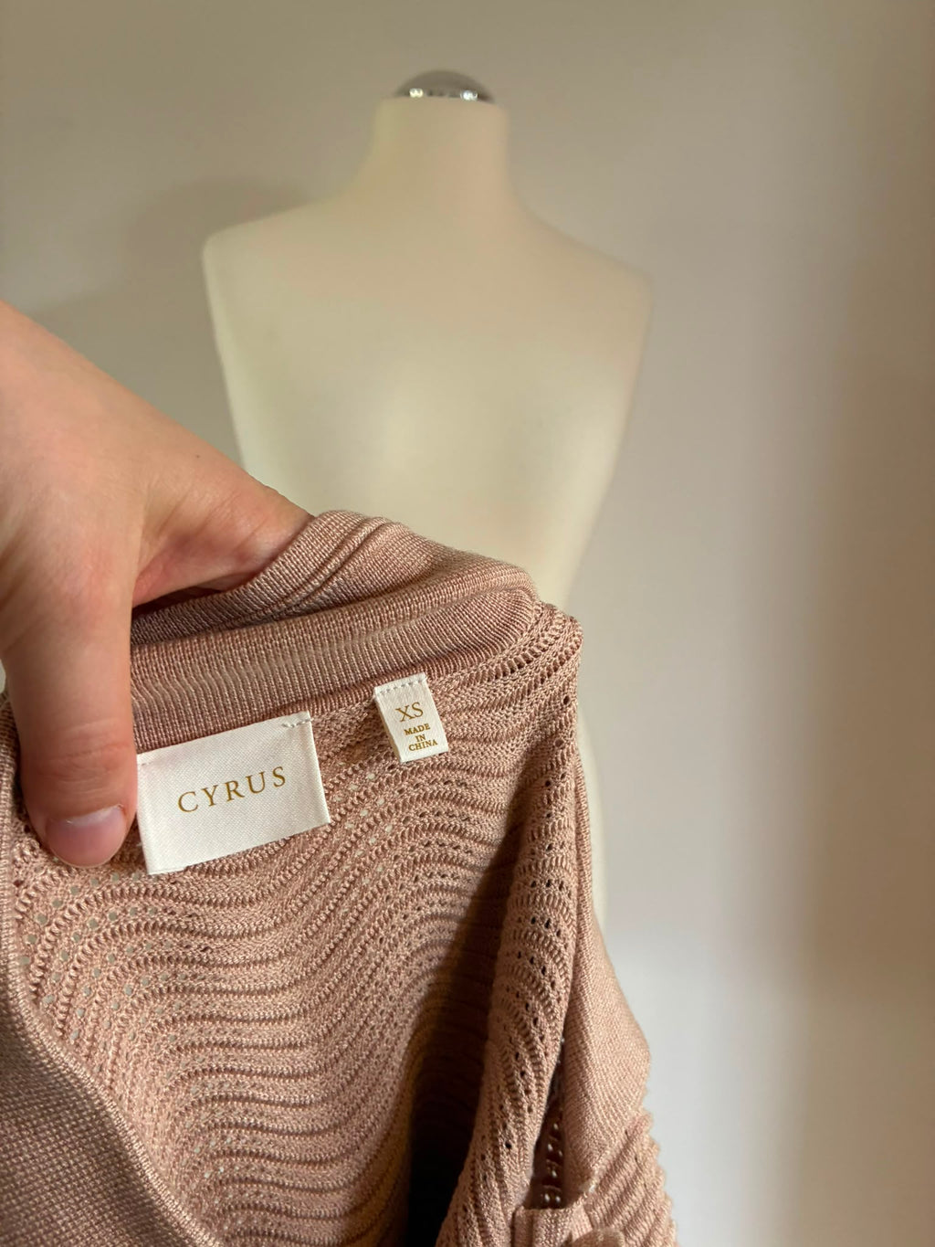 Cyrus Feinstrick-Polo Größe S in Beige-Rosé mit Schmuckknöpfen