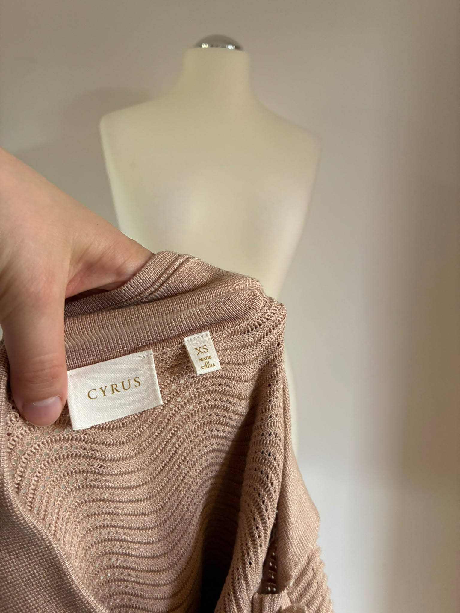Cyrus Feinstrick-Polo Größe S in Beige-Rosé mit Schmuckknöpfen