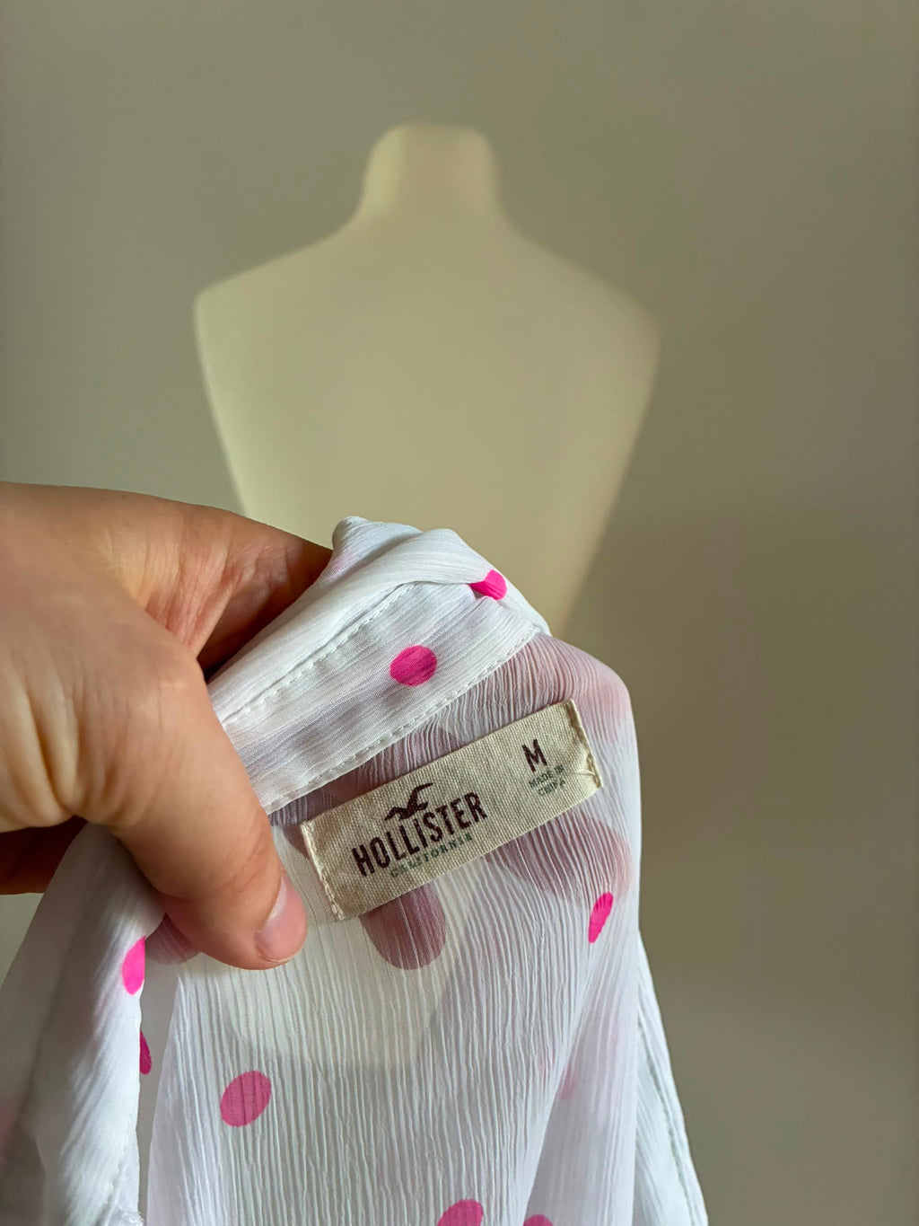 Hollister Bluse Größe M in Weiß mit pinken Punkten