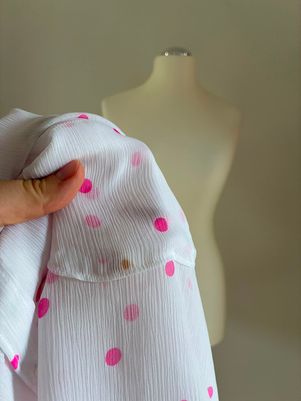Hollister Bluse Größe M in Weiß mit pinken Punkten
