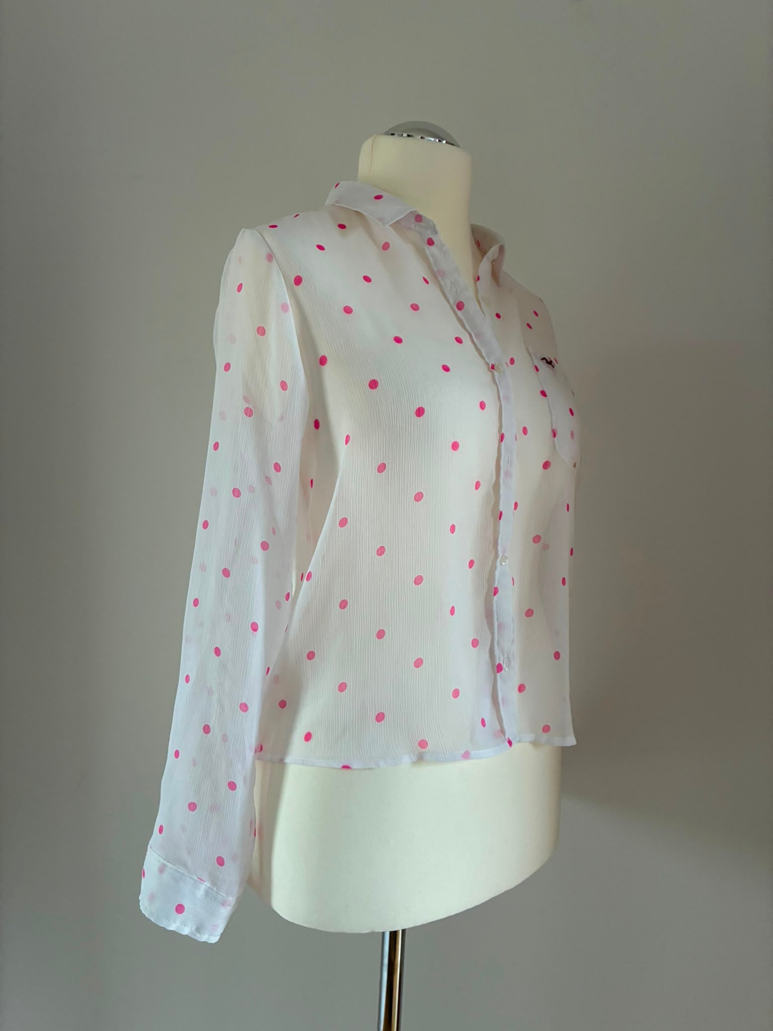 Hollister Bluse Größe M in Weiß mit pinken Punkten