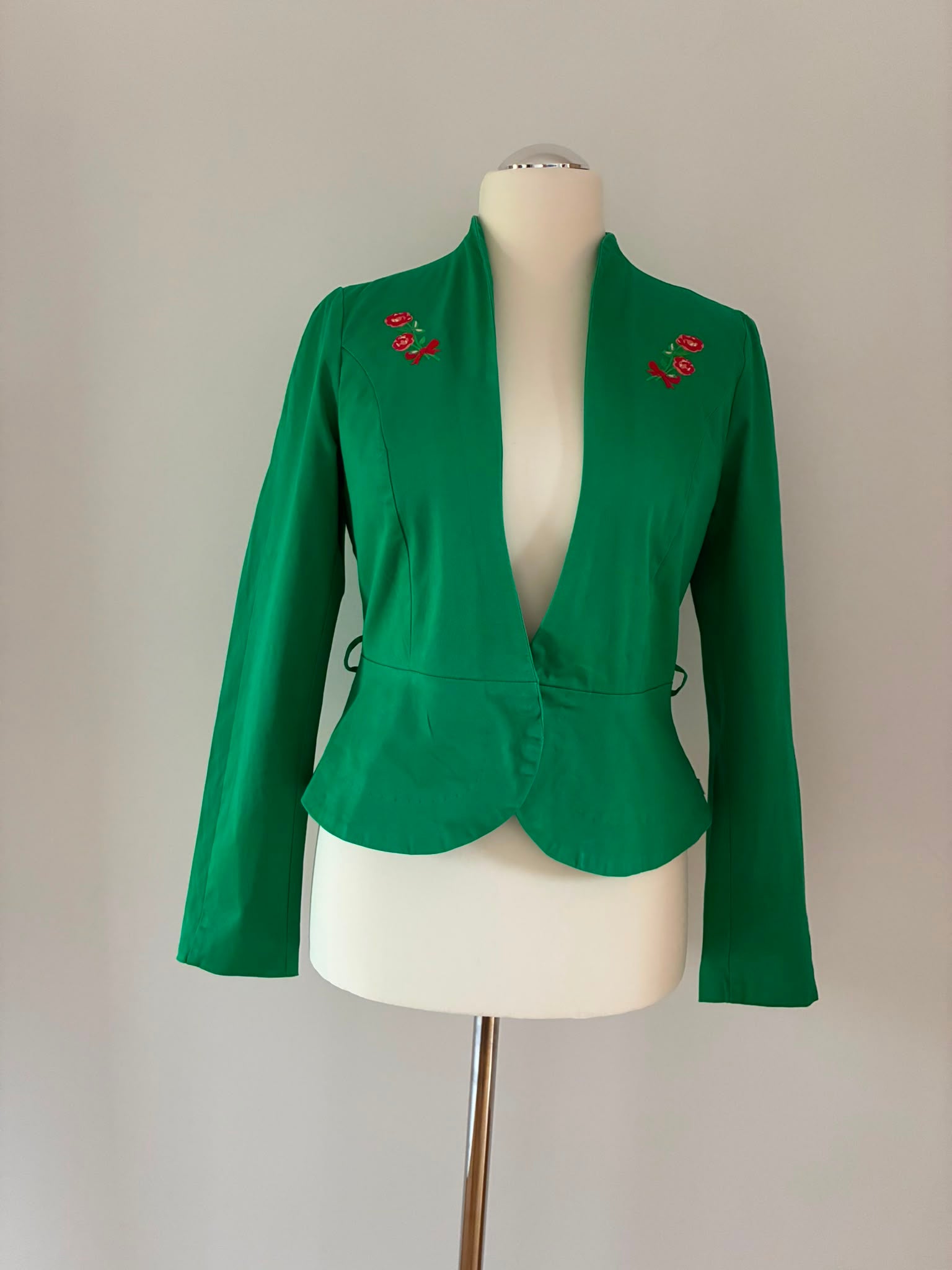 Blutsgeschwister Kurzblazer in Grün Gr. 40 L mit floraler Stickerei