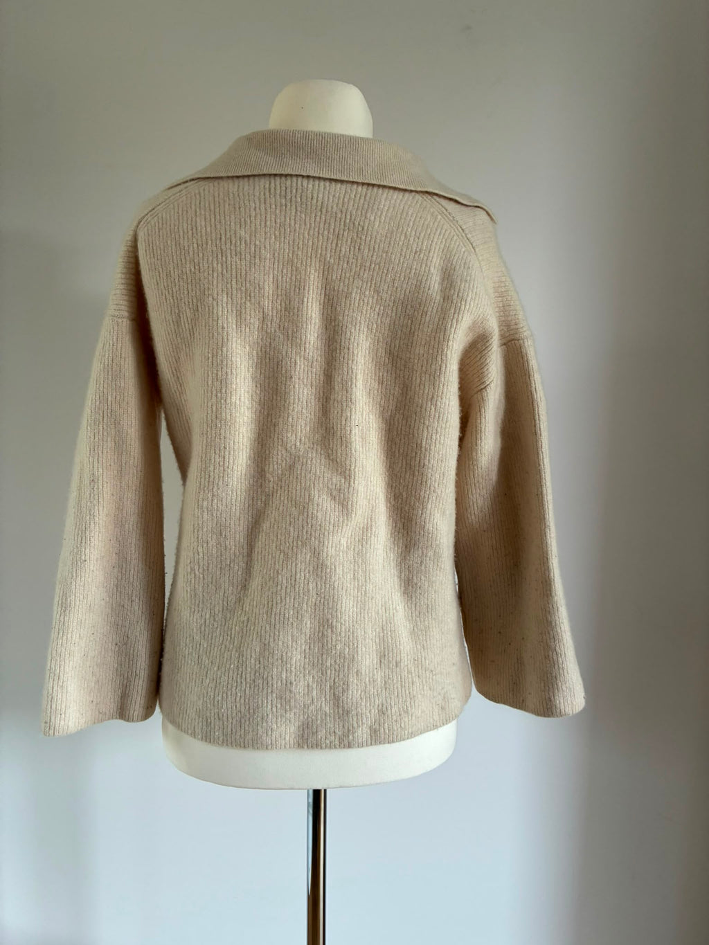 & Other Stories Wollpullover mit Polokragen in Creme – Größe L, kleiner ausfallend