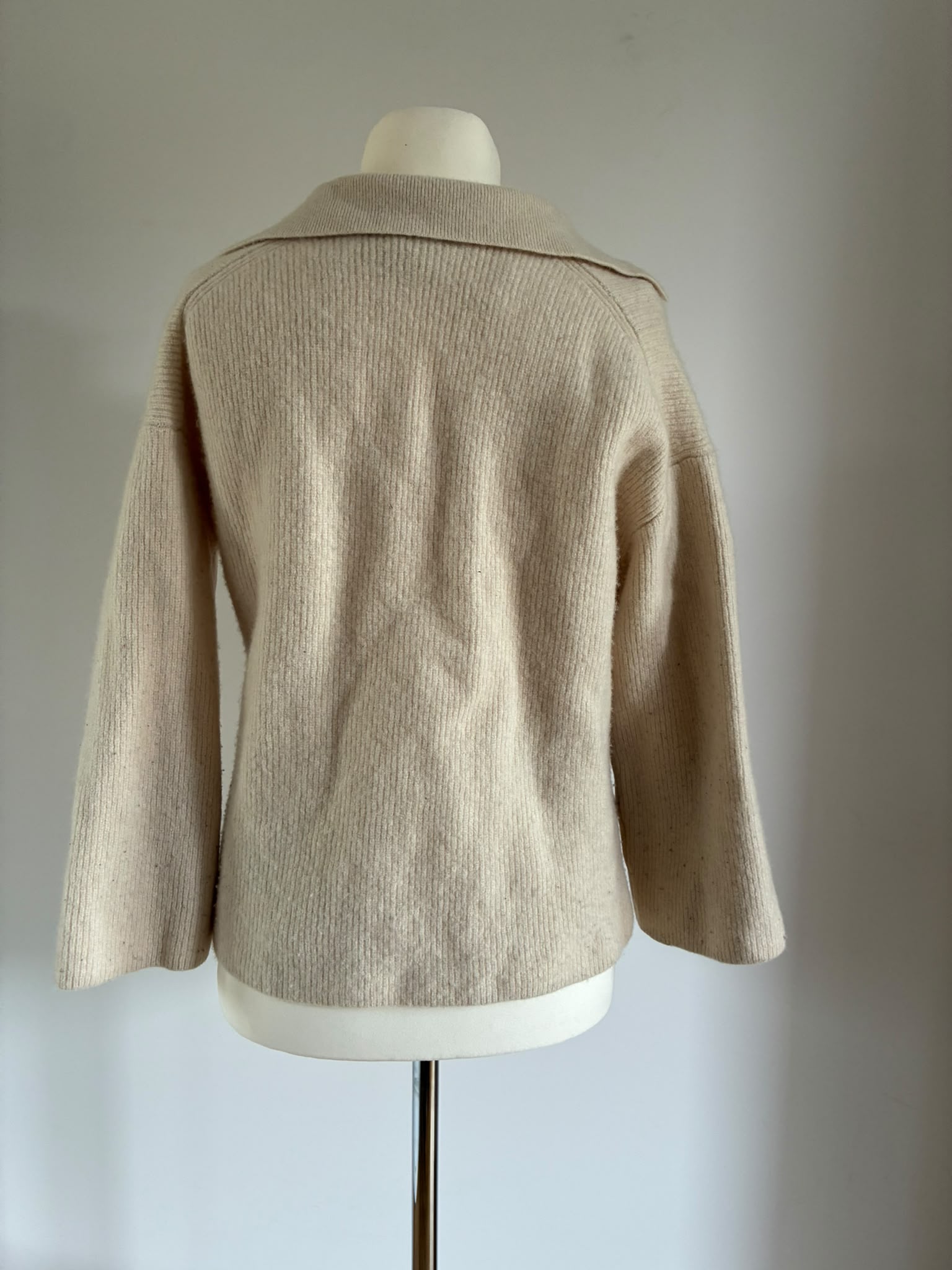 & Other Stories Wollpullover mit Polokragen in Creme – Größe L, kleiner ausfallend