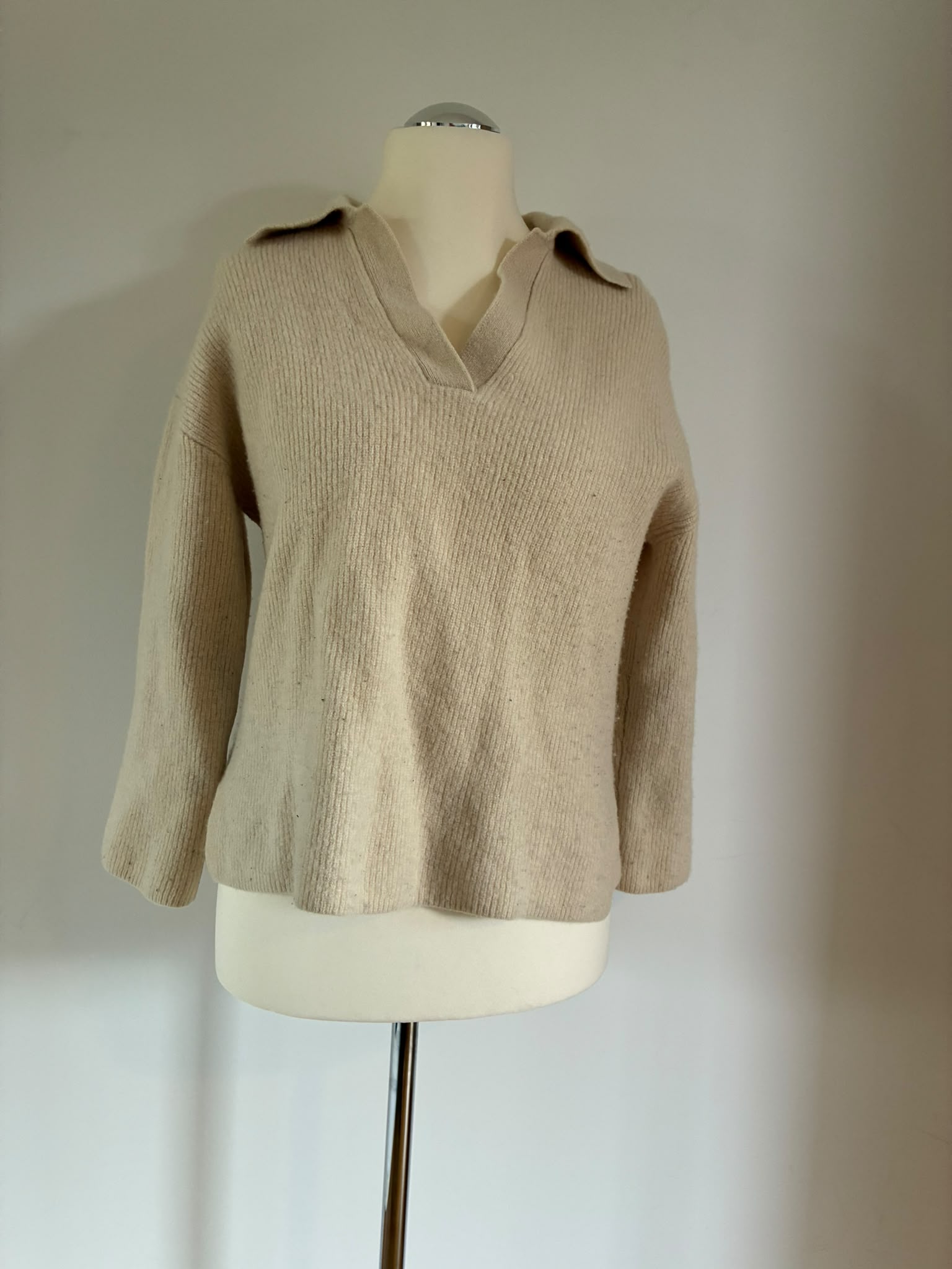 & Other Stories Wollpullover mit Polokragen in Creme – Größe L, kleiner ausfallend