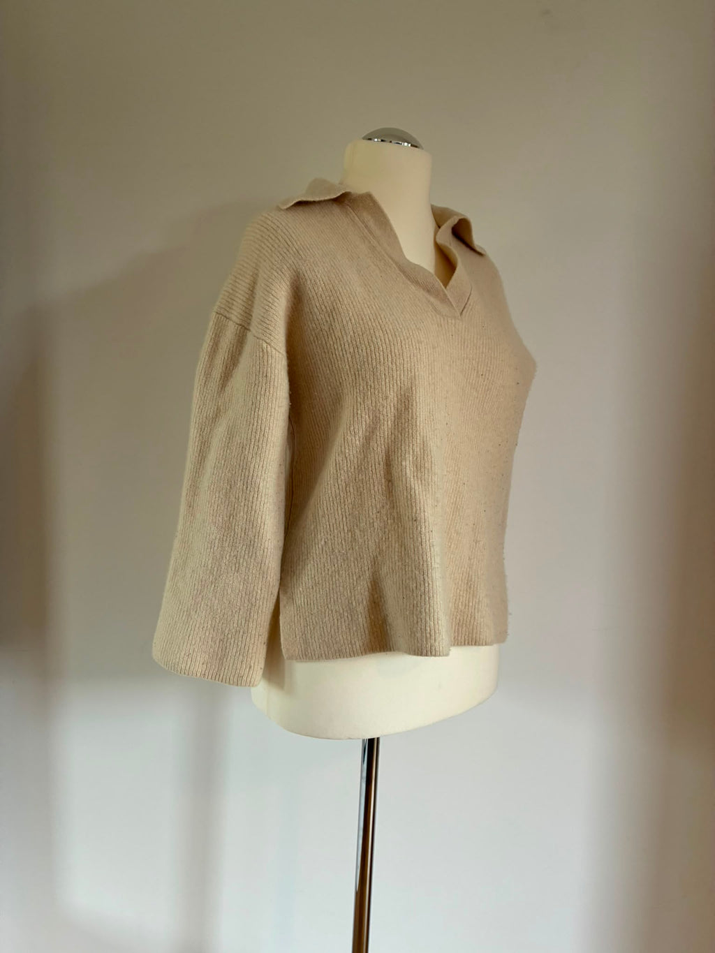 & Other Stories Wollpullover mit Polokragen in Creme – Größe L, kleiner ausfallend