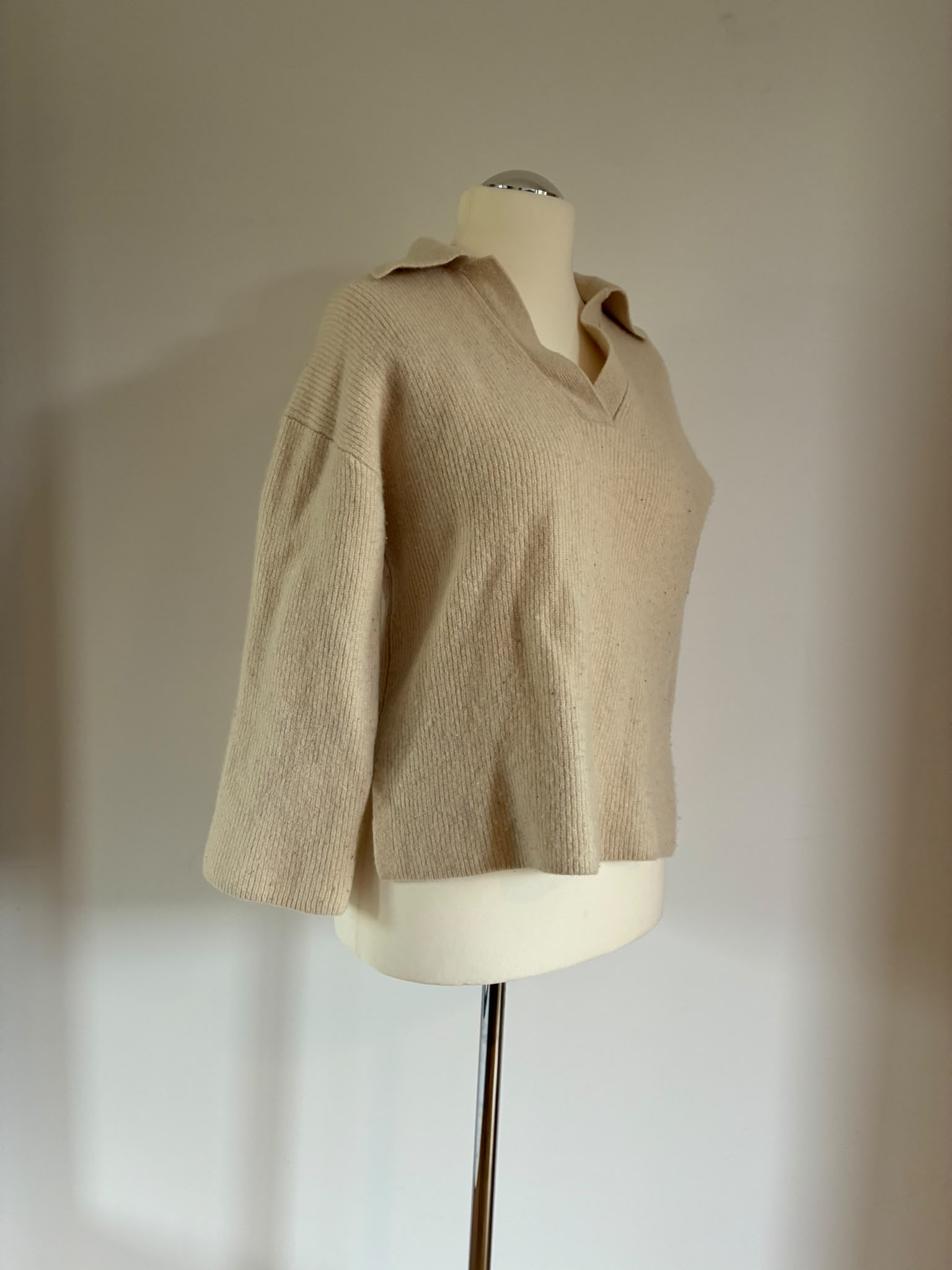 & Other Stories Wollpullover mit Polokragen in Creme – Größe L, kleiner ausfallend