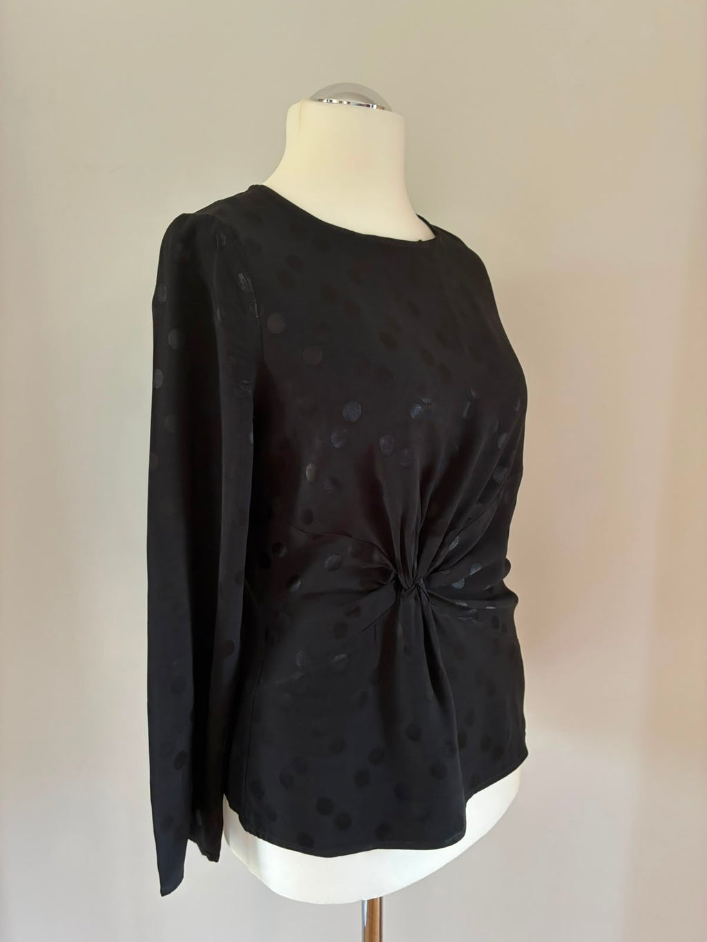 mint&berry Blusenshirt in Schwarz mit Knotendetail und Punkten