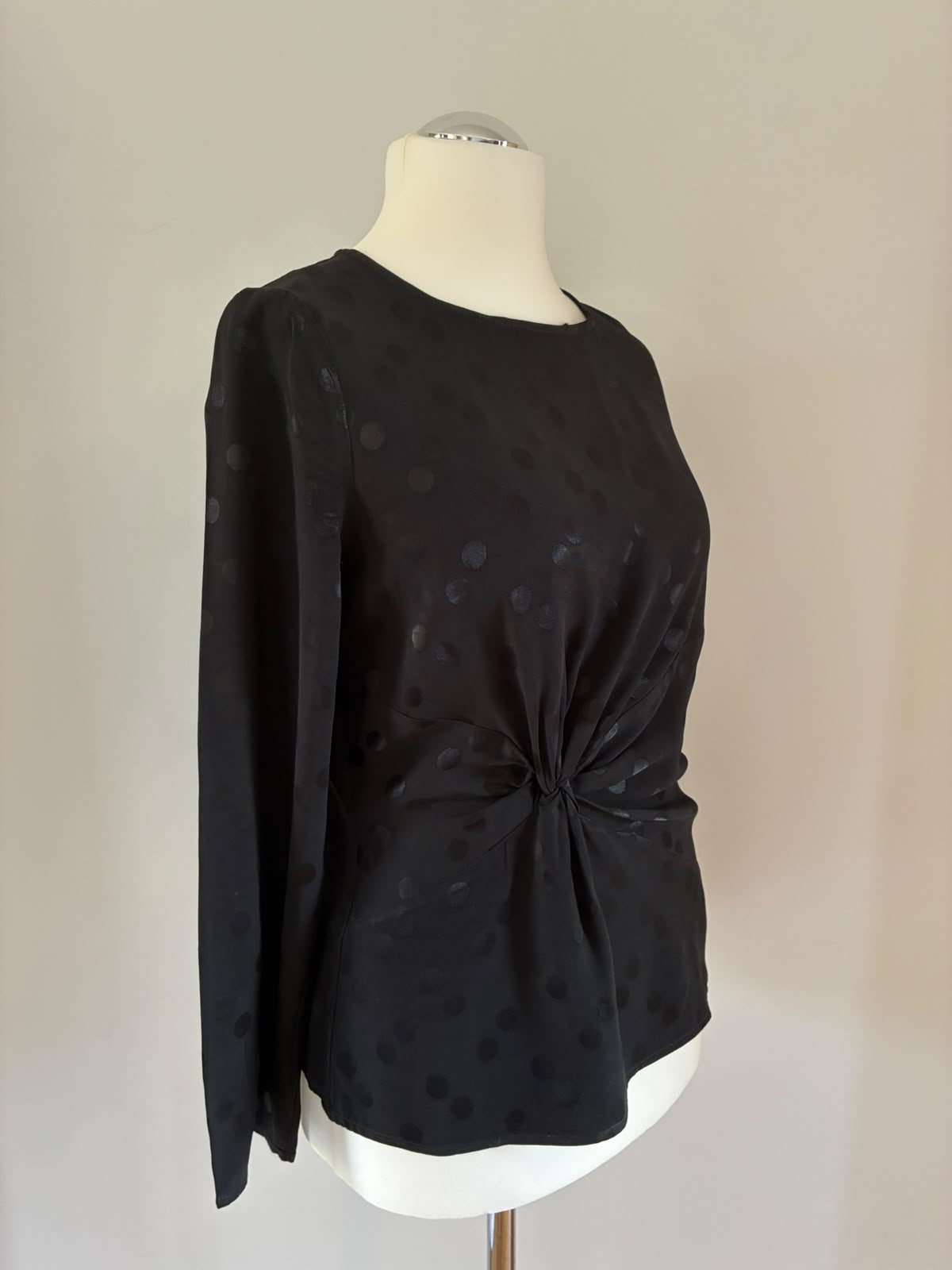 mint&berry Blusenshirt in Schwarz mit Knotendetail und Punkten