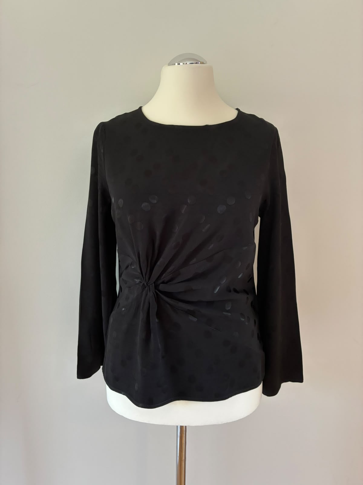 mint&berry Blusenshirt in Schwarz mit Knotendetail und Punkten