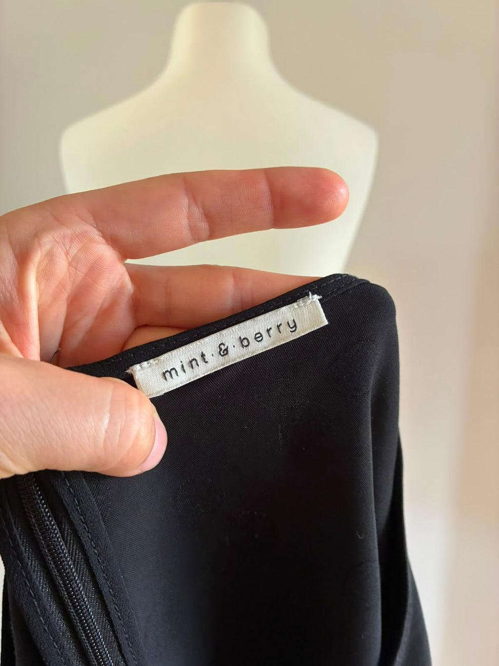 mint&berry Blusenshirt in Schwarz mit Knotendetail und Punkten