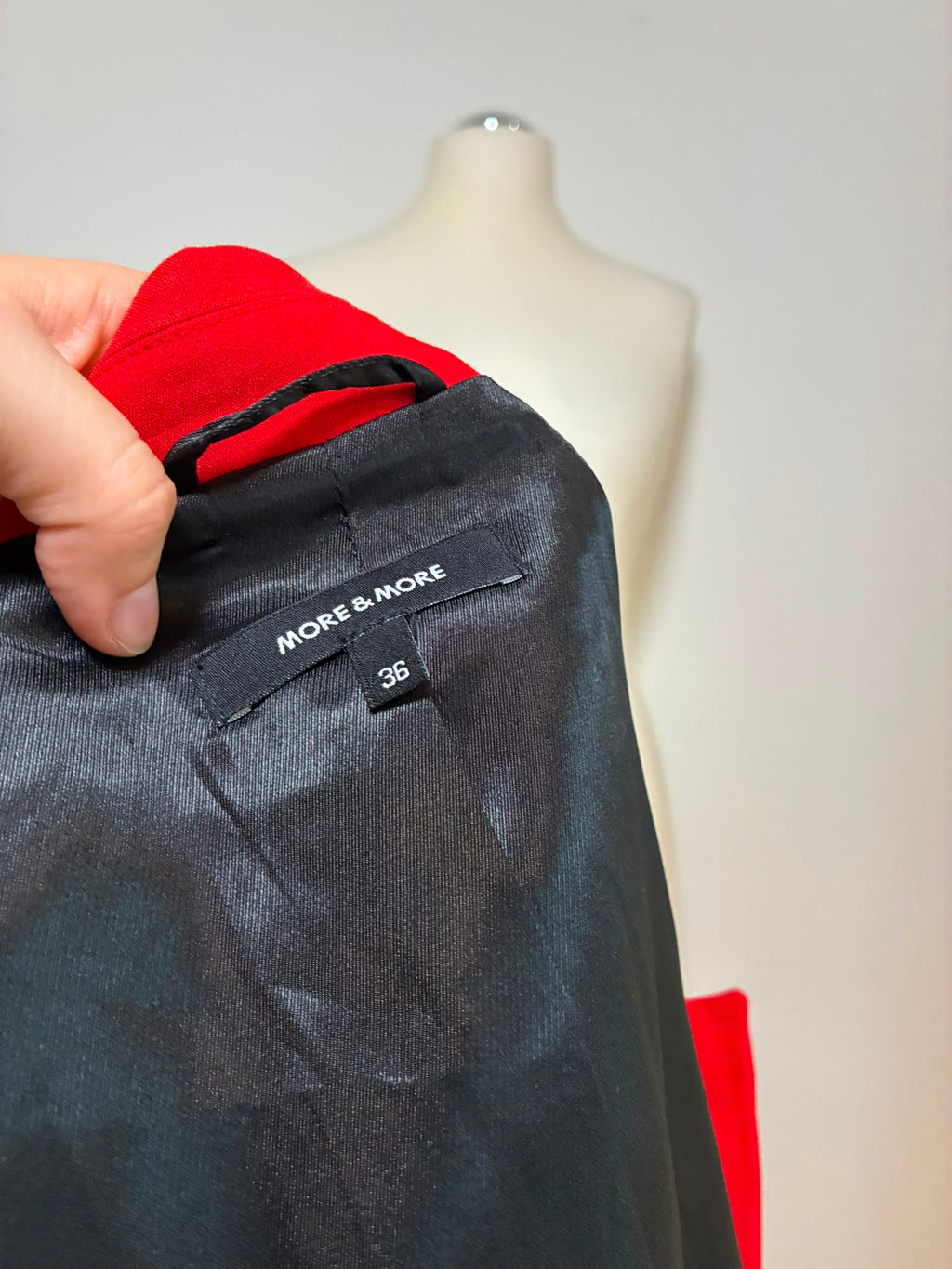 More & More Blazer Rot Gr. 36 – Kurz geschnitten, taillierte Kastenform