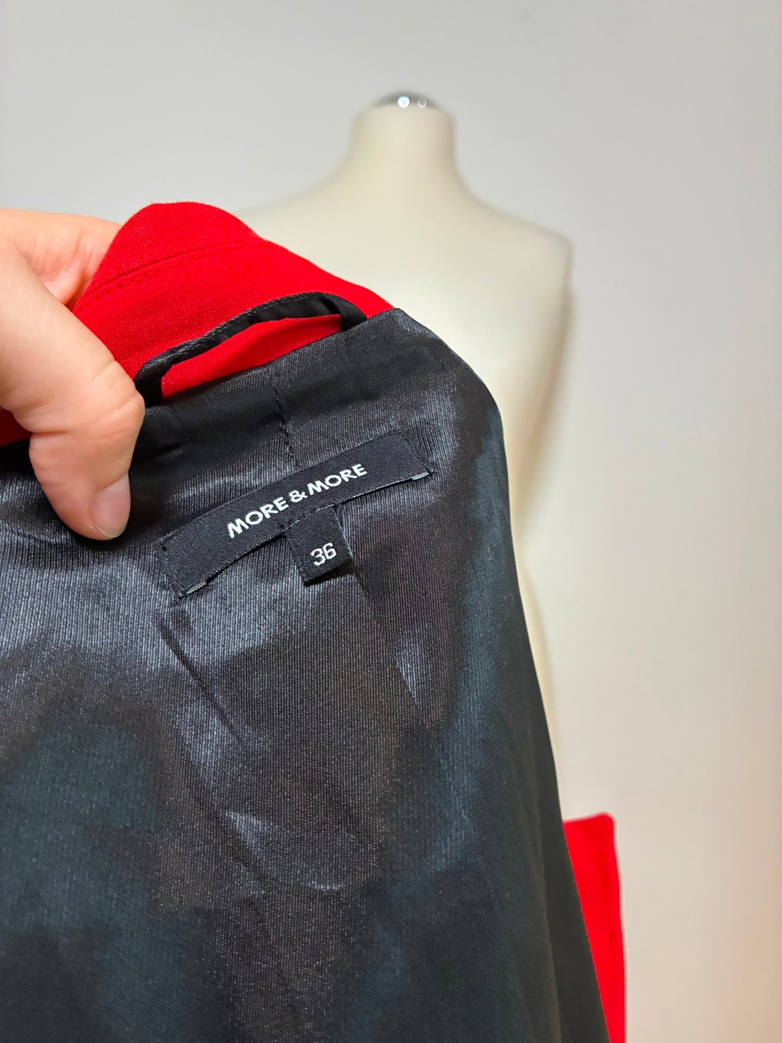 More & More Blazer Rot Gr. 36 – Kurz geschnitten, taillierte Kastenform