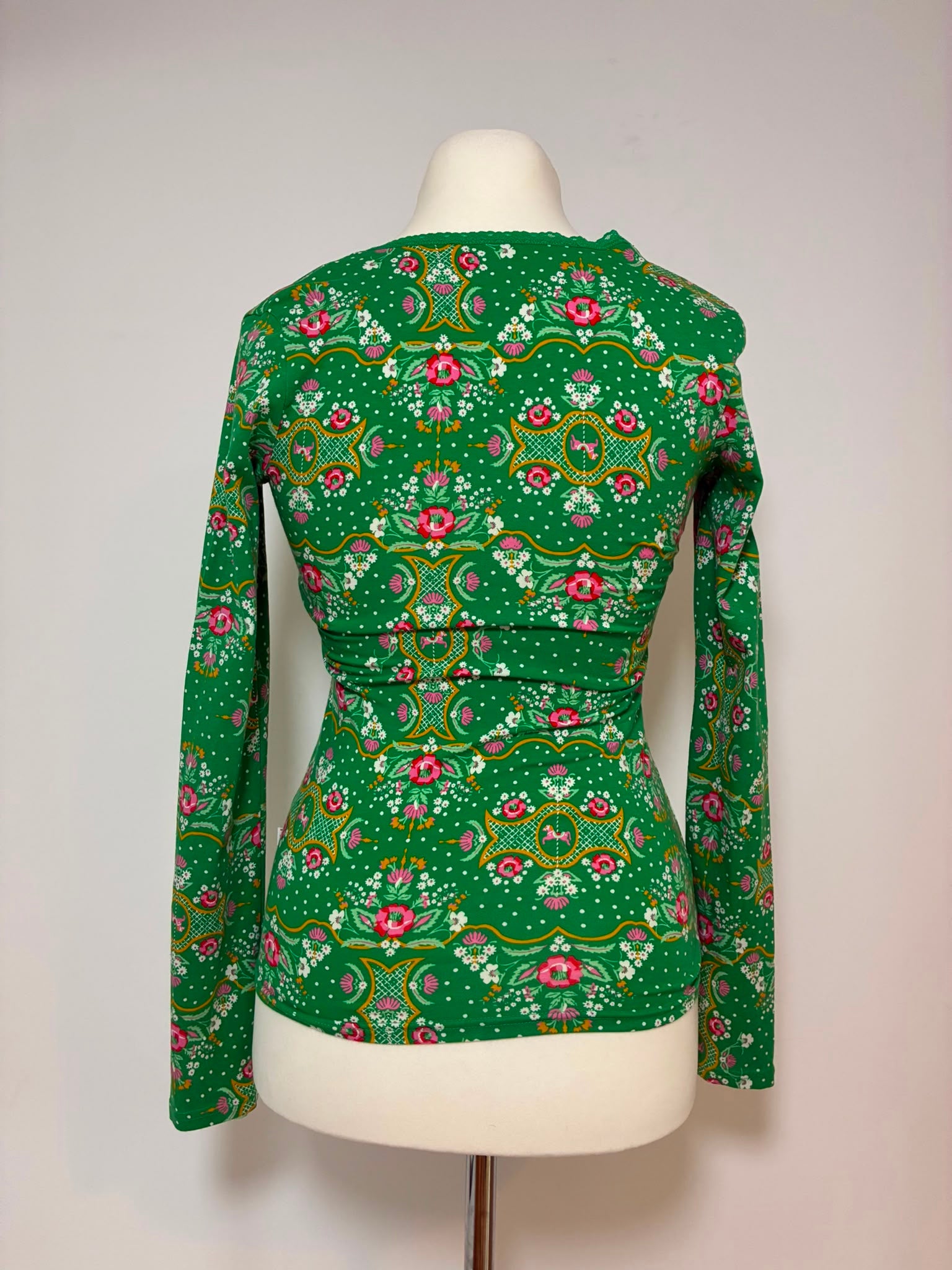 Blutsgeschwister Langarmshirt in Grün mit Blumenmuster aus Bio-Baumwolle