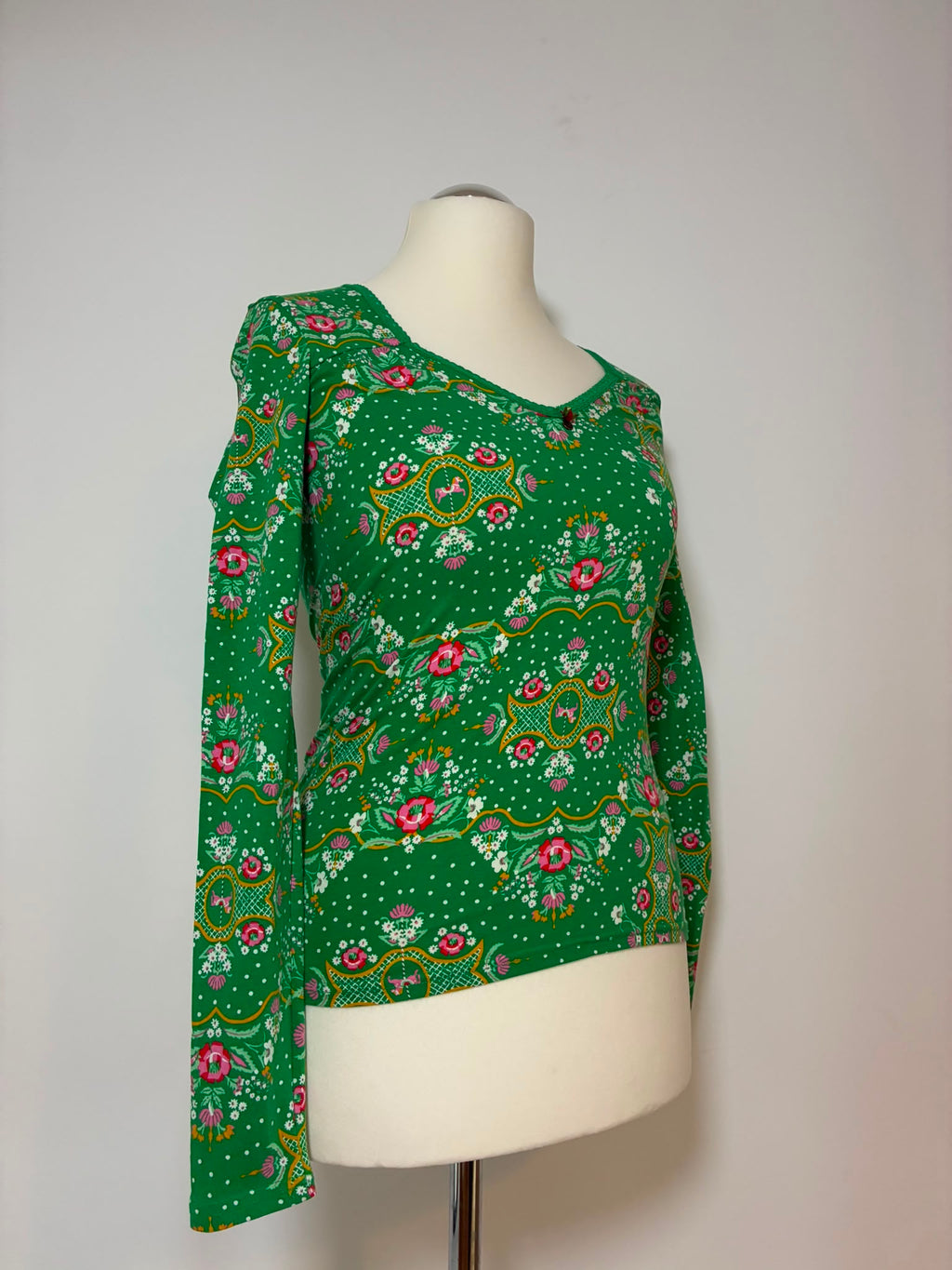 Blutsgeschwister Langarmshirt in Grün mit Blumenmuster aus Bio-Baumwolle