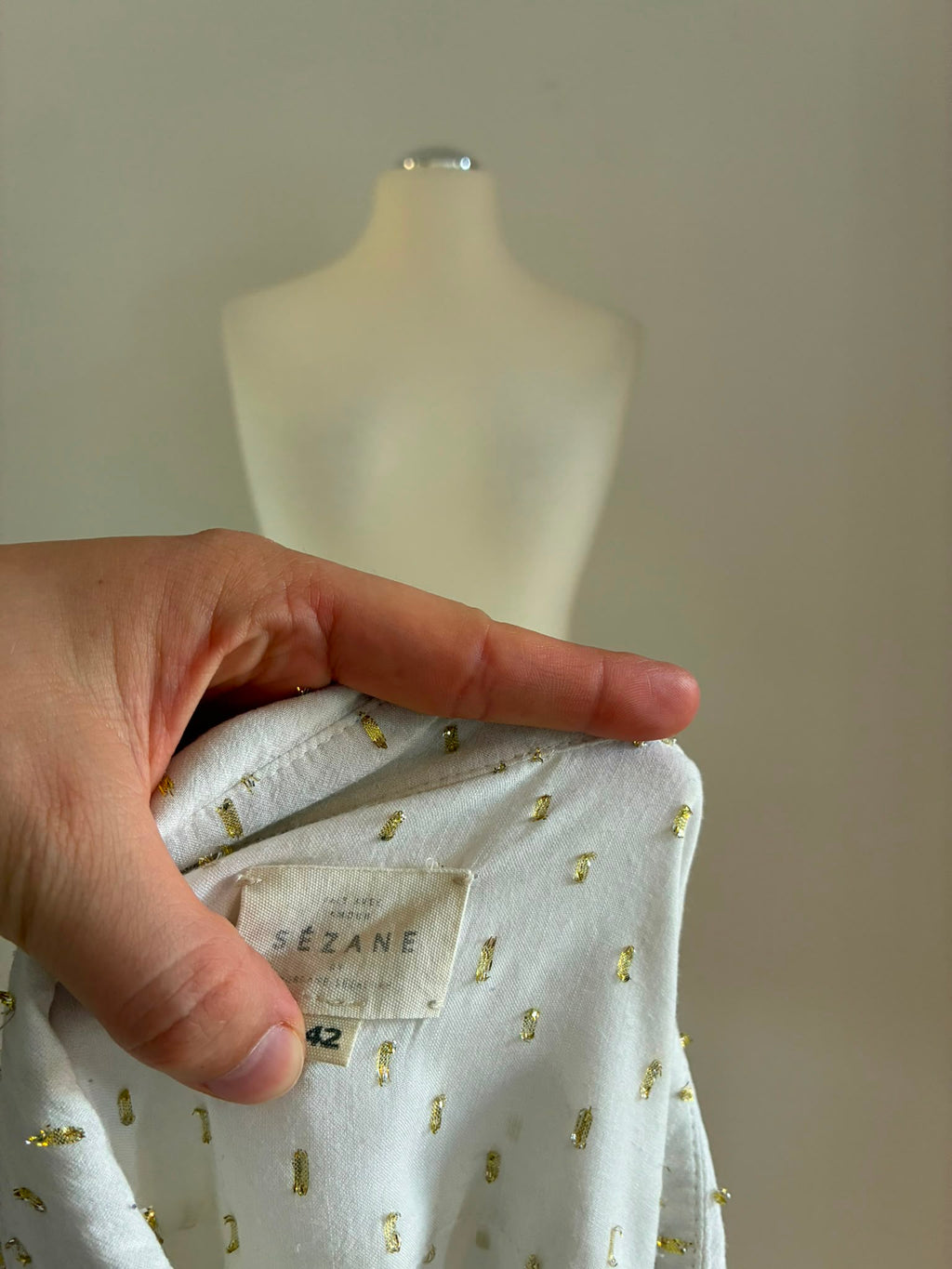 Sézane Bluse aus Ramie in Ecru mit goldenen Details Größe 42