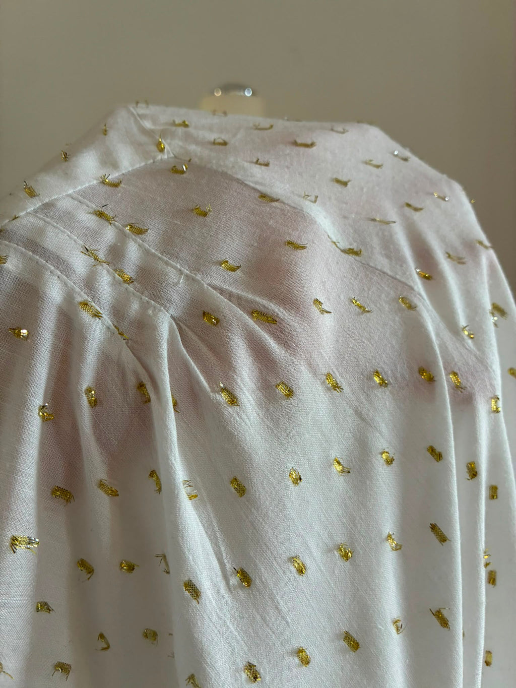 Sézane Bluse aus Ramie in Ecru mit goldenen Details Größe 42
