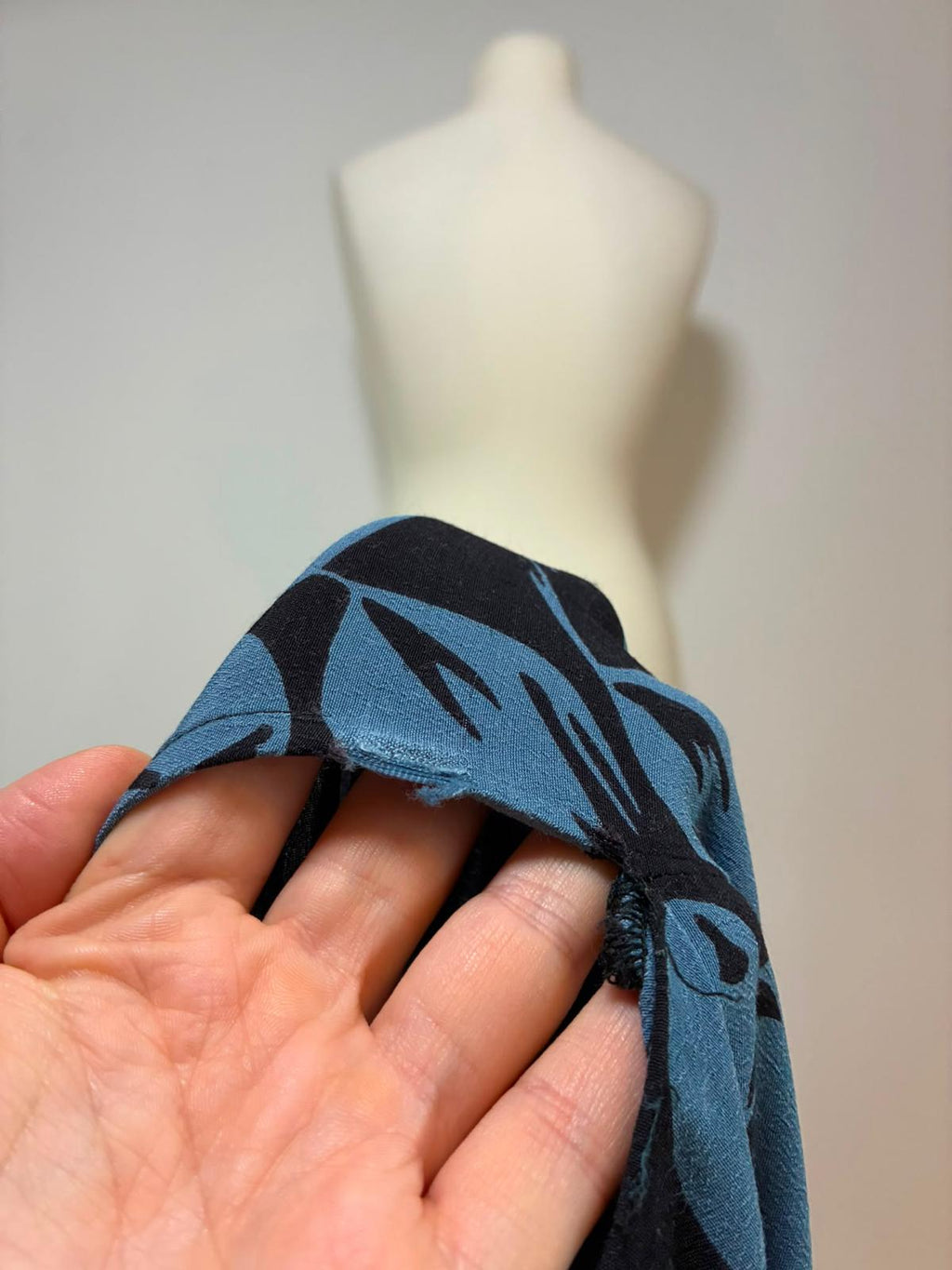 MSCH Copenhagen Kleid in Blau Schwarz mit Schleifenkragen