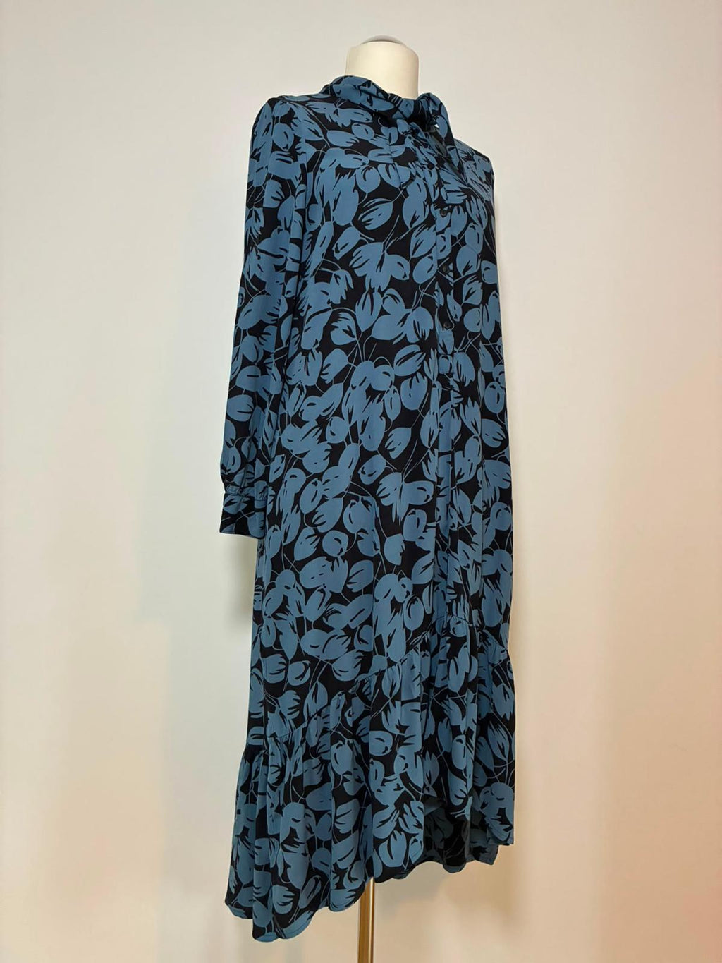 MSCH Copenhagen Kleid in Blau Schwarz mit Schleifenkragen