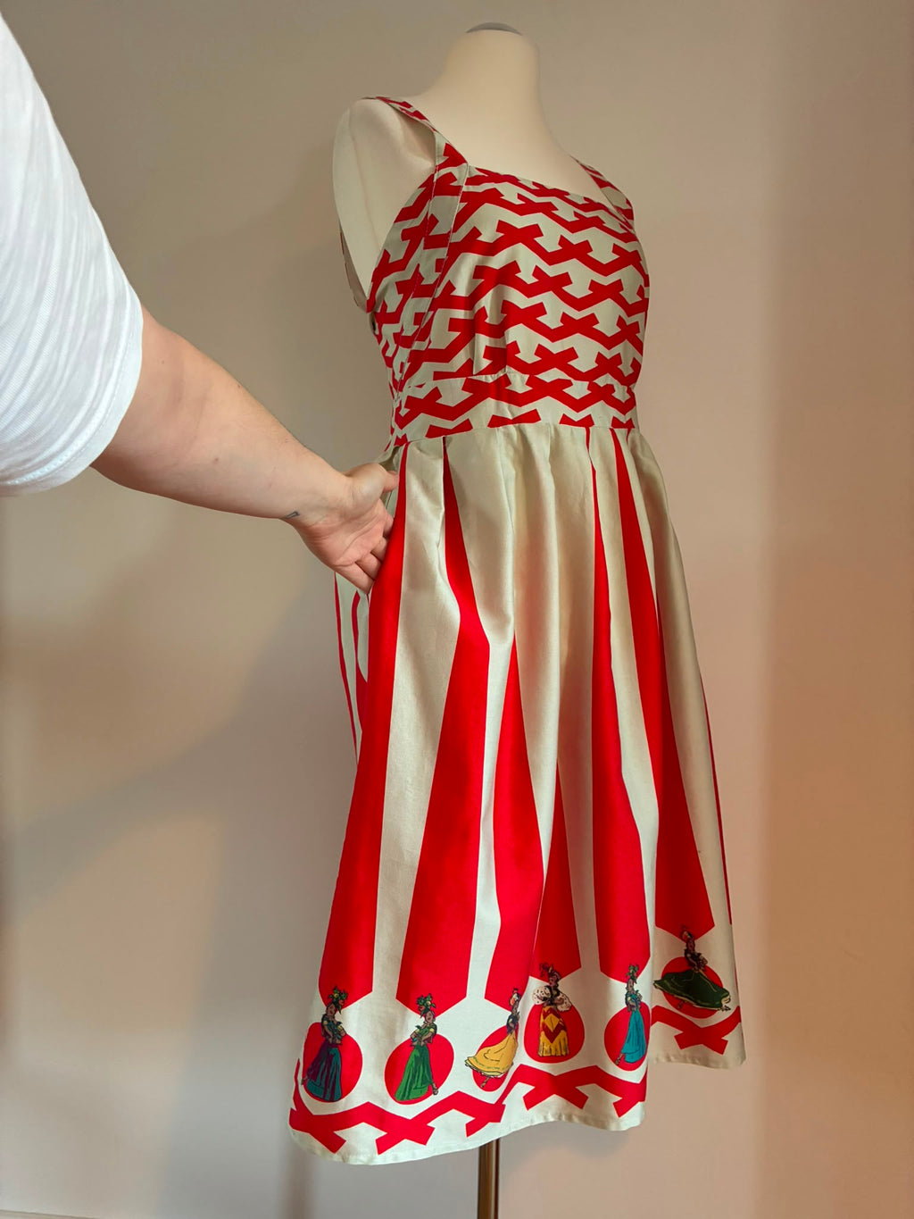 Palava Baumwollkleid in Rot Creme mit besonderem Print Größe 14