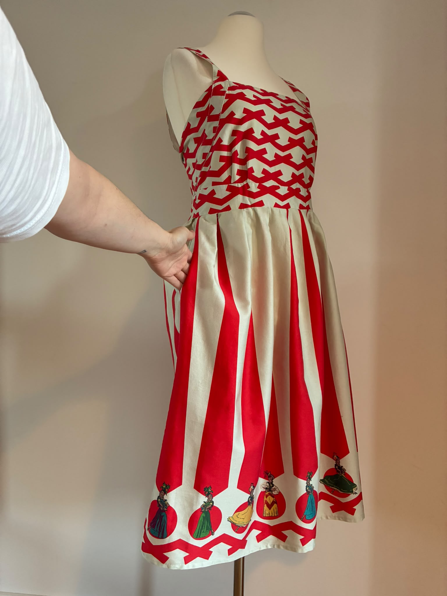 Palava Baumwollkleid in Rot Creme mit besonderem Print Größe 14