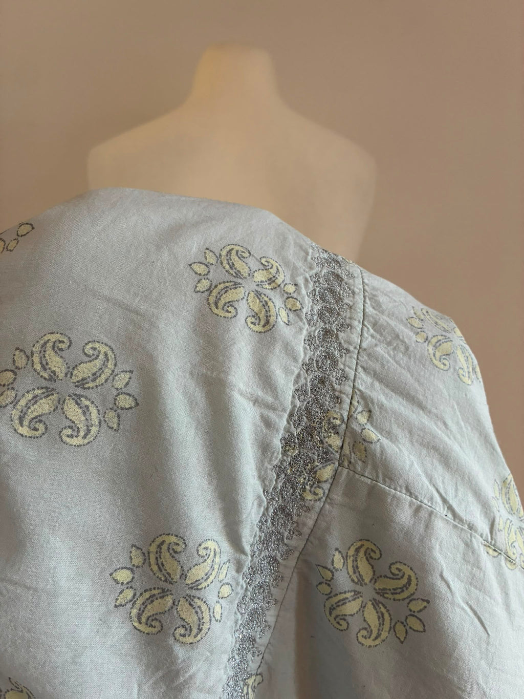 Noa Noa Bluse mit Stickerei und Volantärmeln Größe S