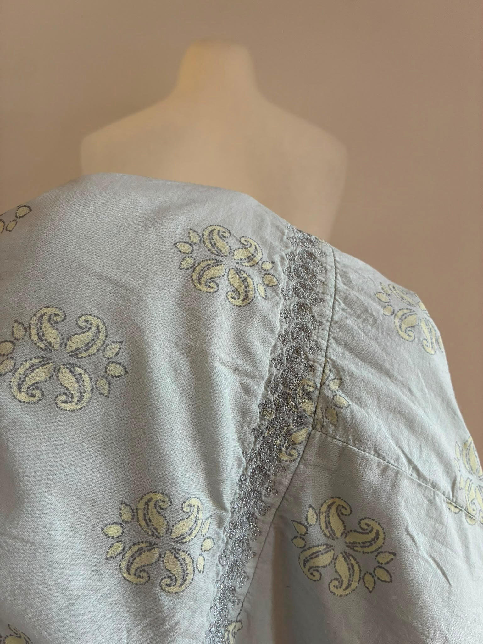 Noa Noa Bluse mit Stickerei und Volantärmeln Größe S