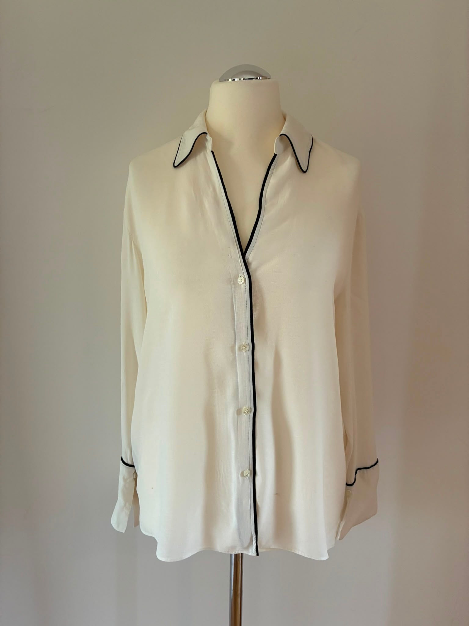 Mango Bluse aus Viskose in Offwhite mit schwarzen Details Größe XL