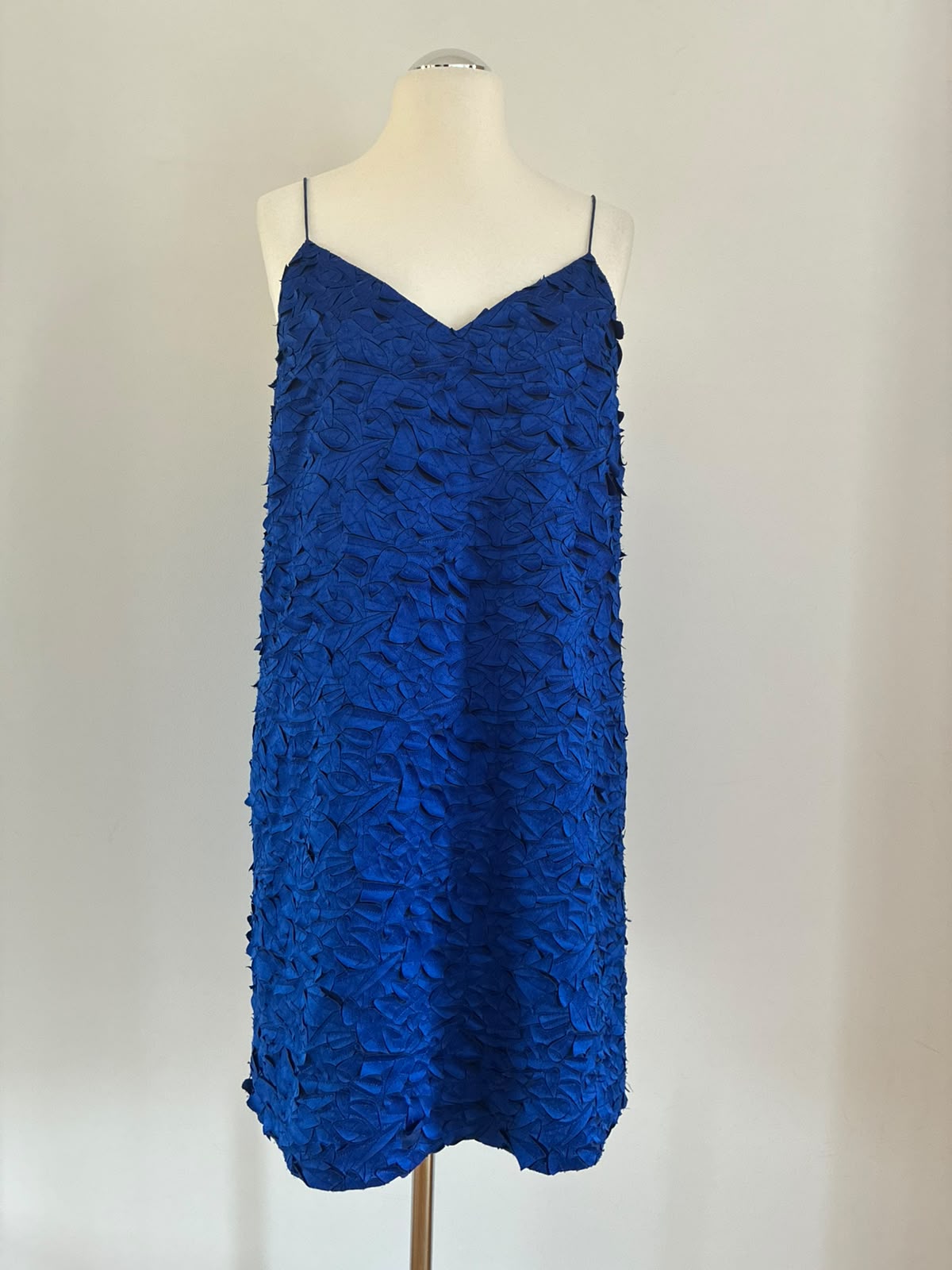 COS Kleid in Kobaltblau mit 3D Applikationen Größe 42