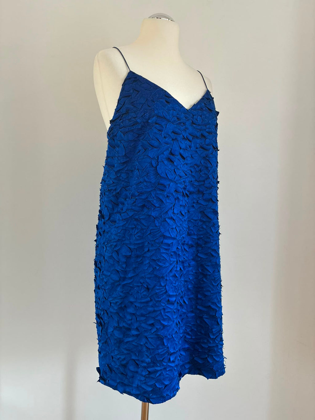 COS Kleid in Kobaltblau mit 3D Applikationen Größe 42