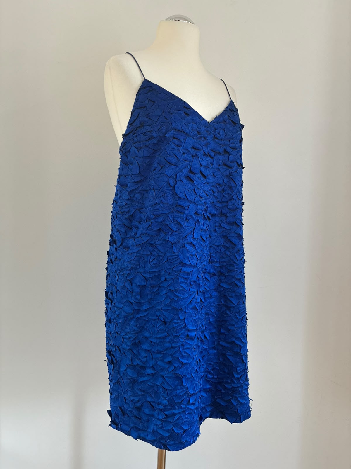 COS Kleid in Kobaltblau mit 3D Applikationen Größe 42