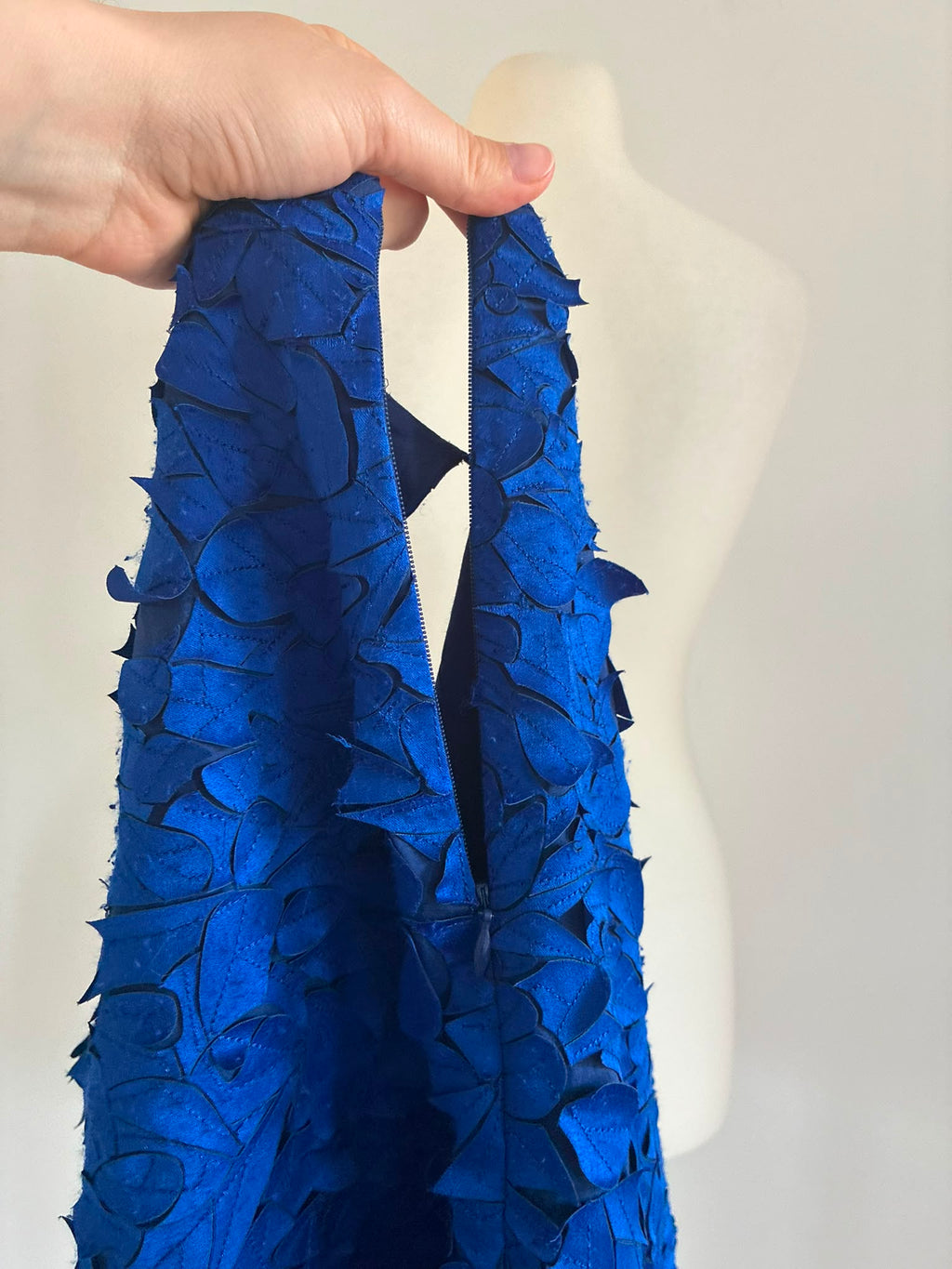 COS Kleid in Kobaltblau mit 3D Applikationen Größe 42