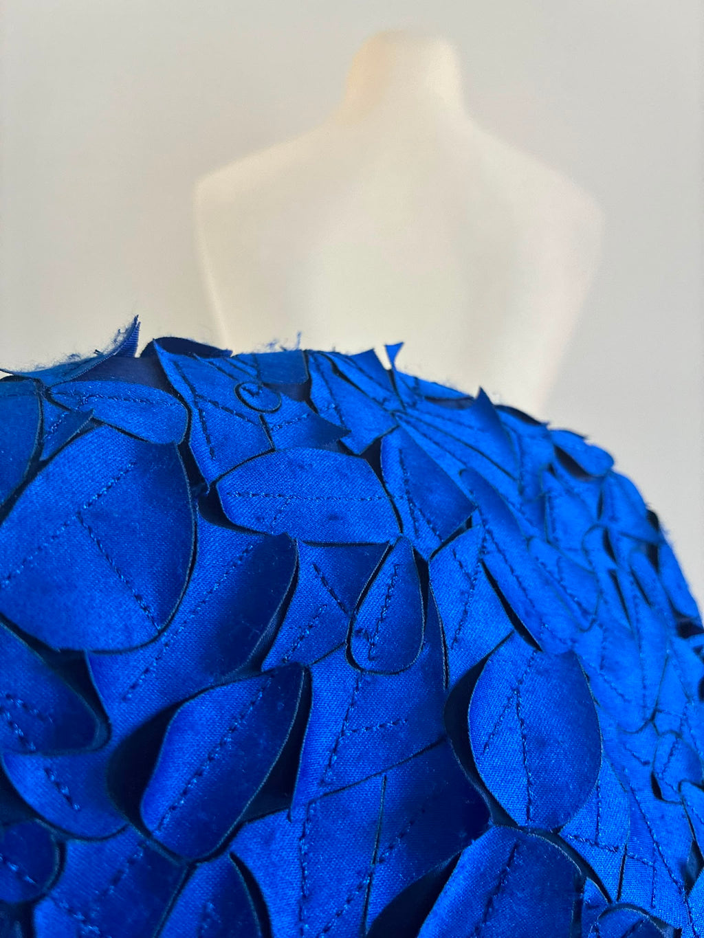 COS Kleid in Kobaltblau mit 3D Applikationen Größe 42