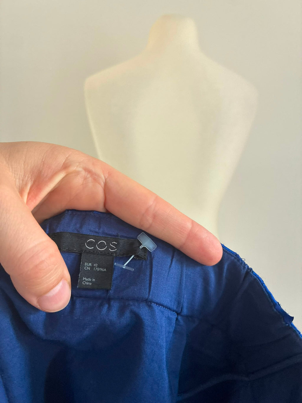 COS Kleid in Kobaltblau mit 3D Applikationen Größe 42
