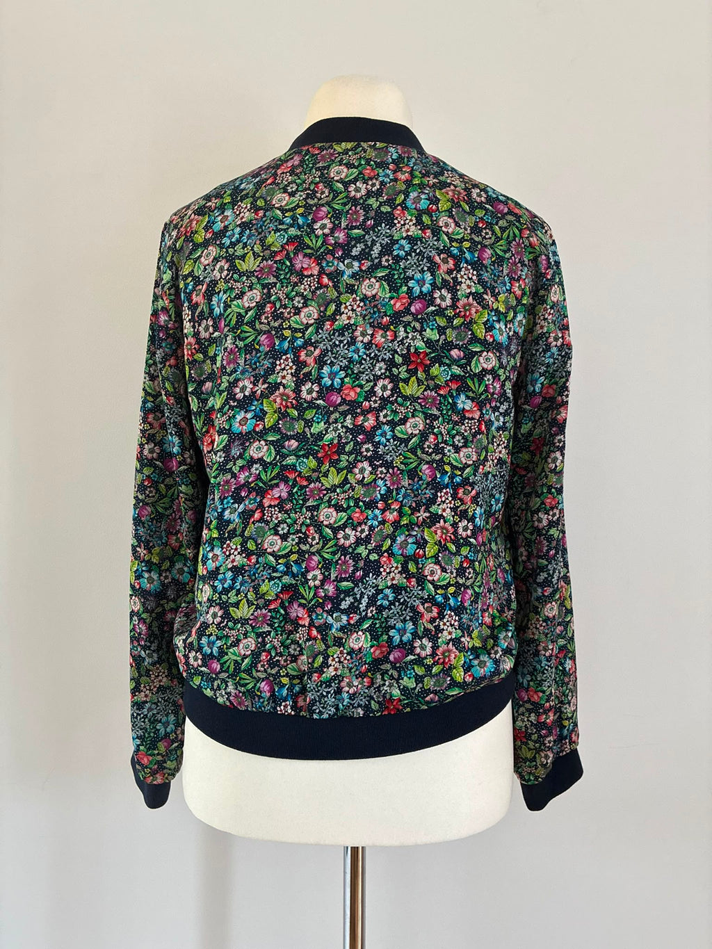 Esprit Bomberjacke mit Blumenmuster Größe M