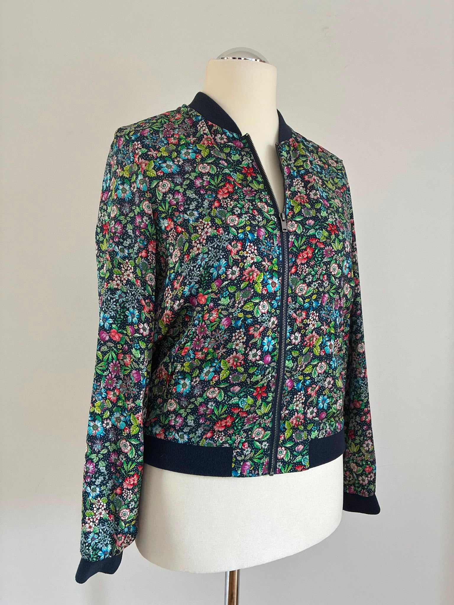 Esprit Bomberjacke mit Blumenmuster Größe M
