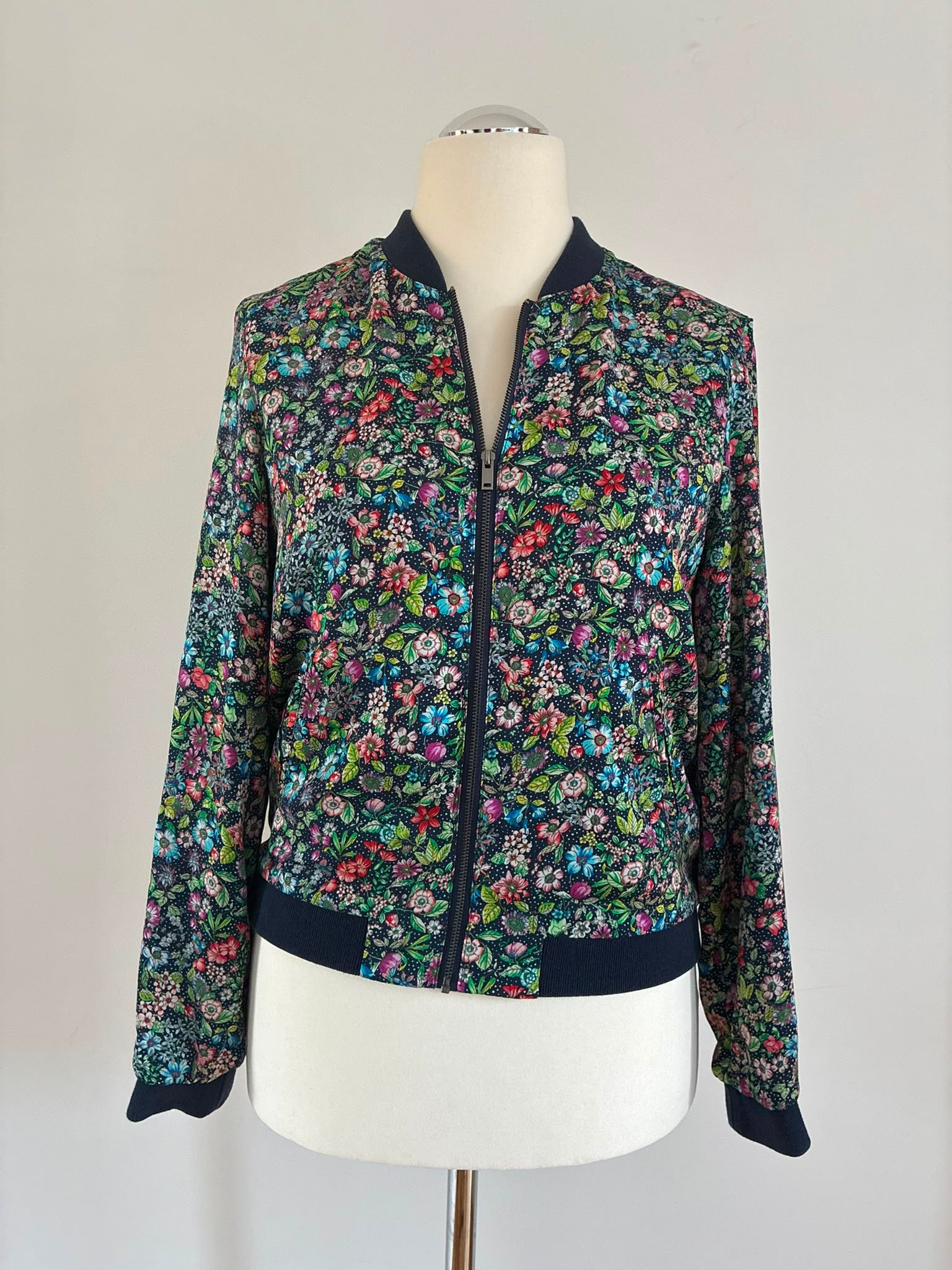 Esprit Bomberjacke mit Blumenmuster Größe M