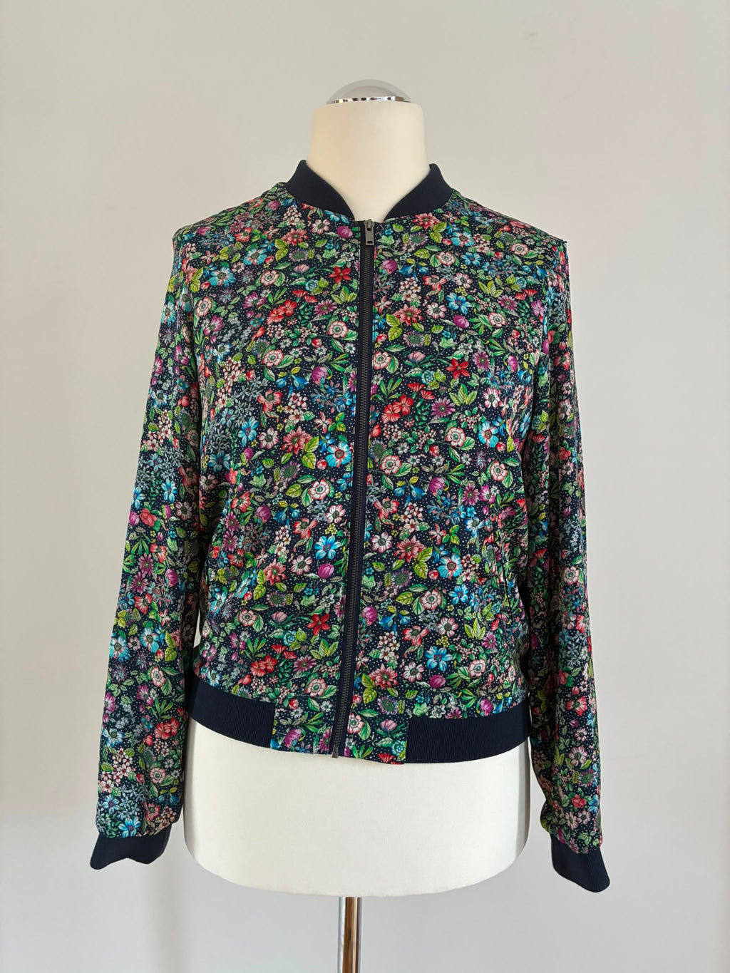 Esprit Bomberjacke mit Blumenmuster Größe M