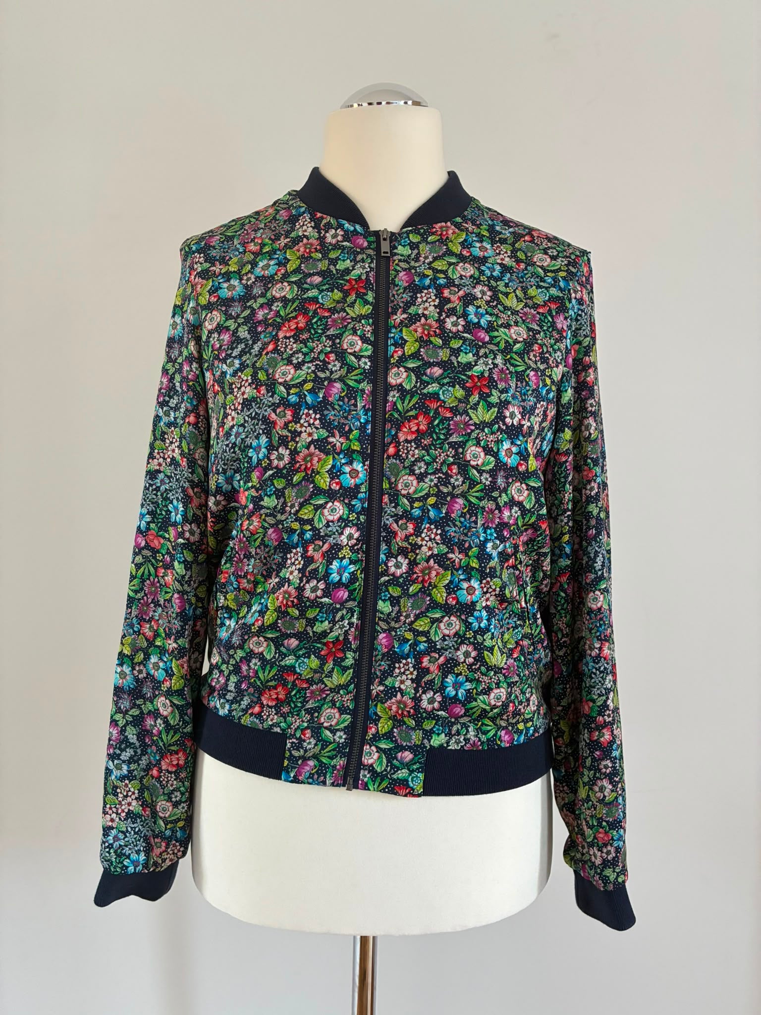 Esprit Bomberjacke mit Blumenmuster Größe M