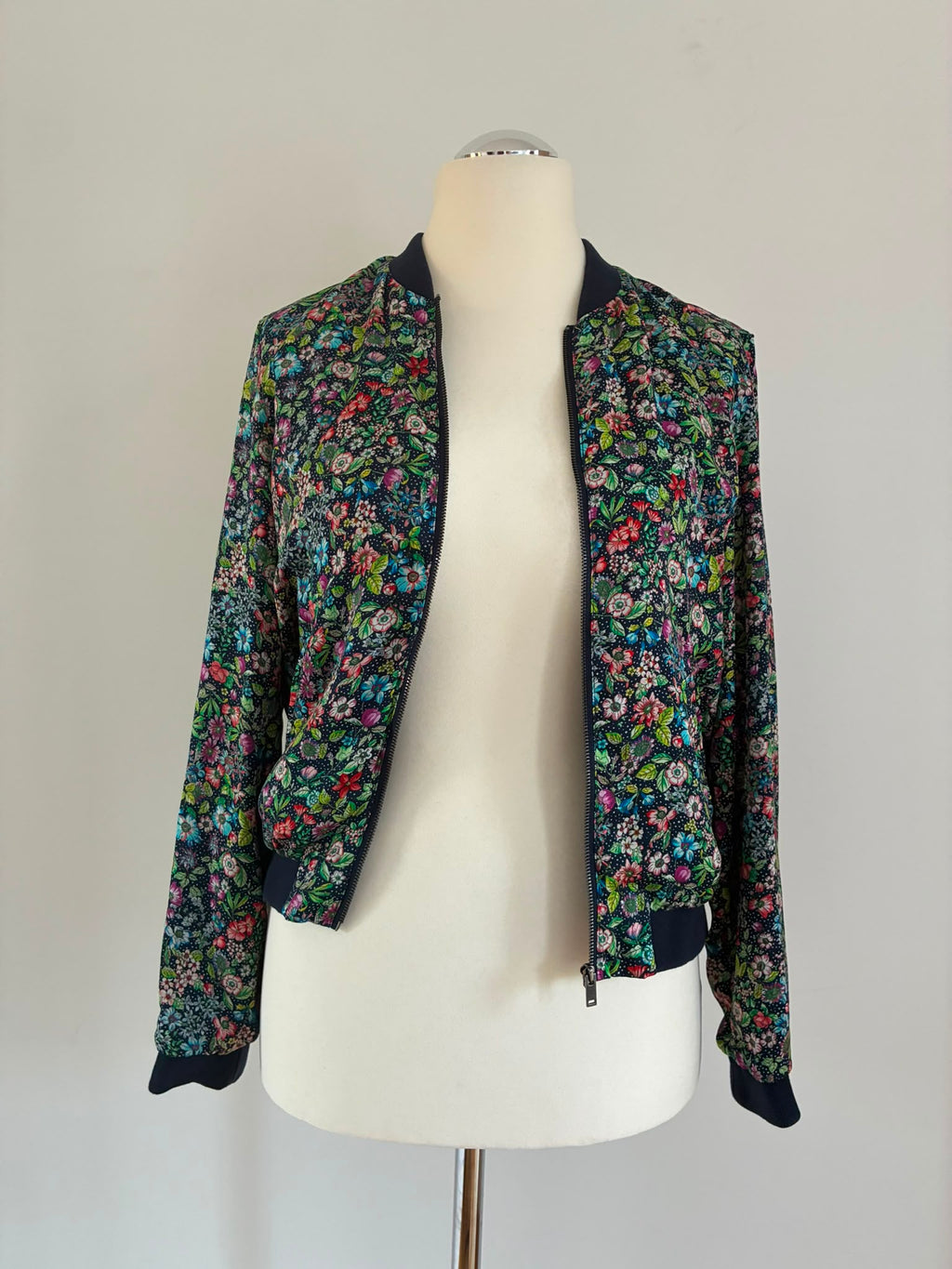 Esprit Bomberjacke mit Blumenmuster Größe M