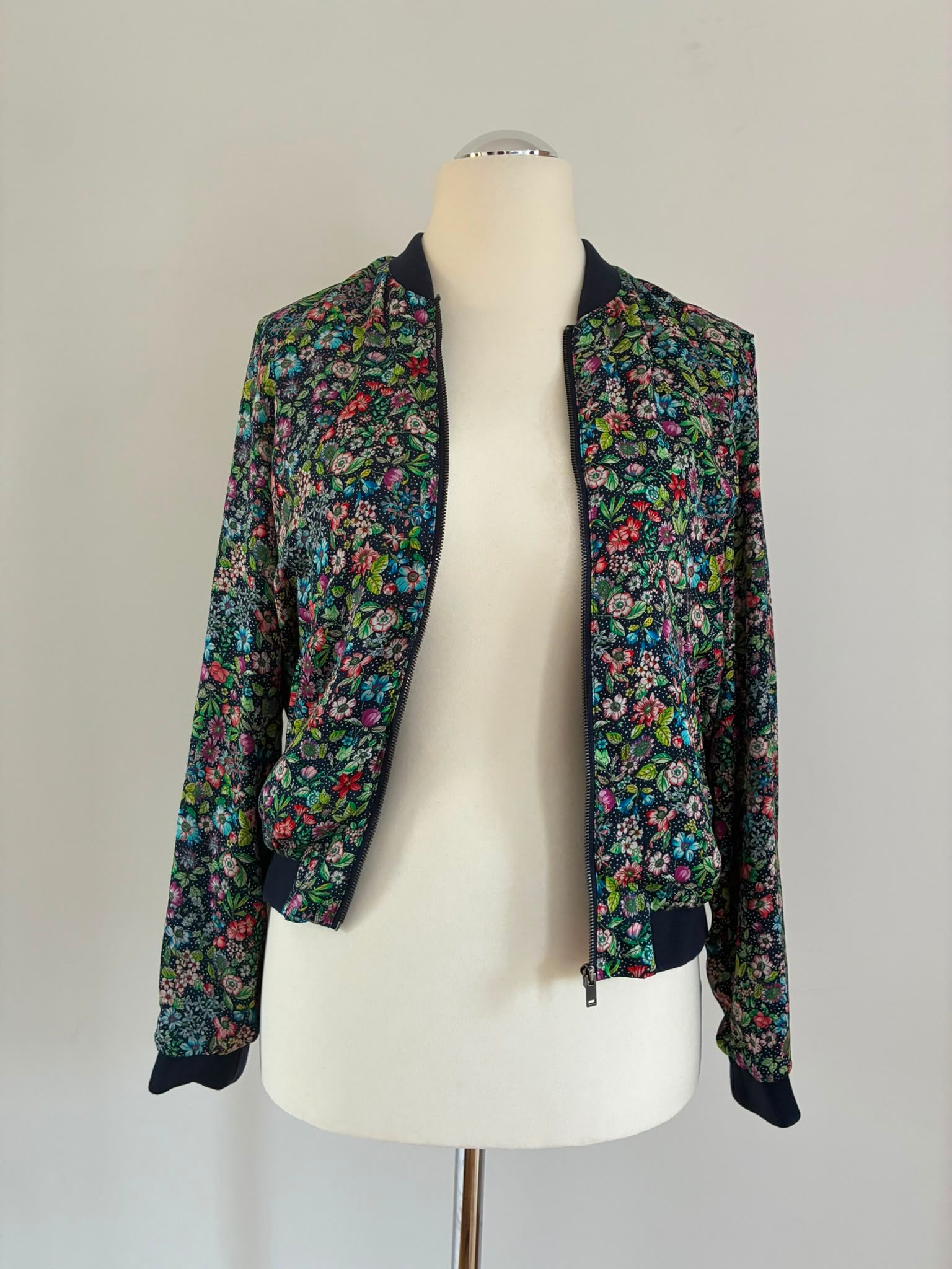Esprit Bomberjacke mit Blumenmuster Größe M