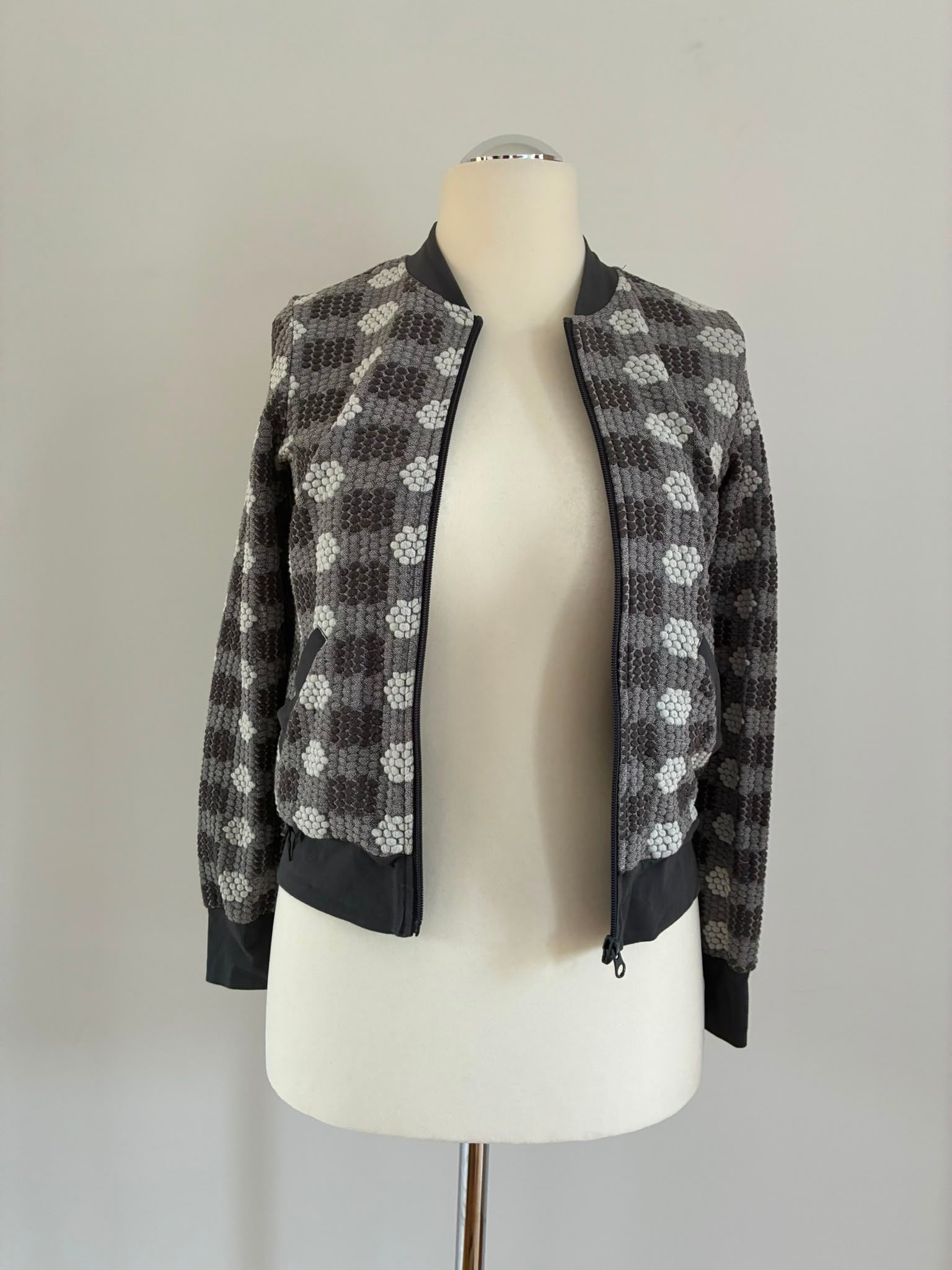 Blutsgeschwister Blouson Jacke mit Strukturmuster Größe S