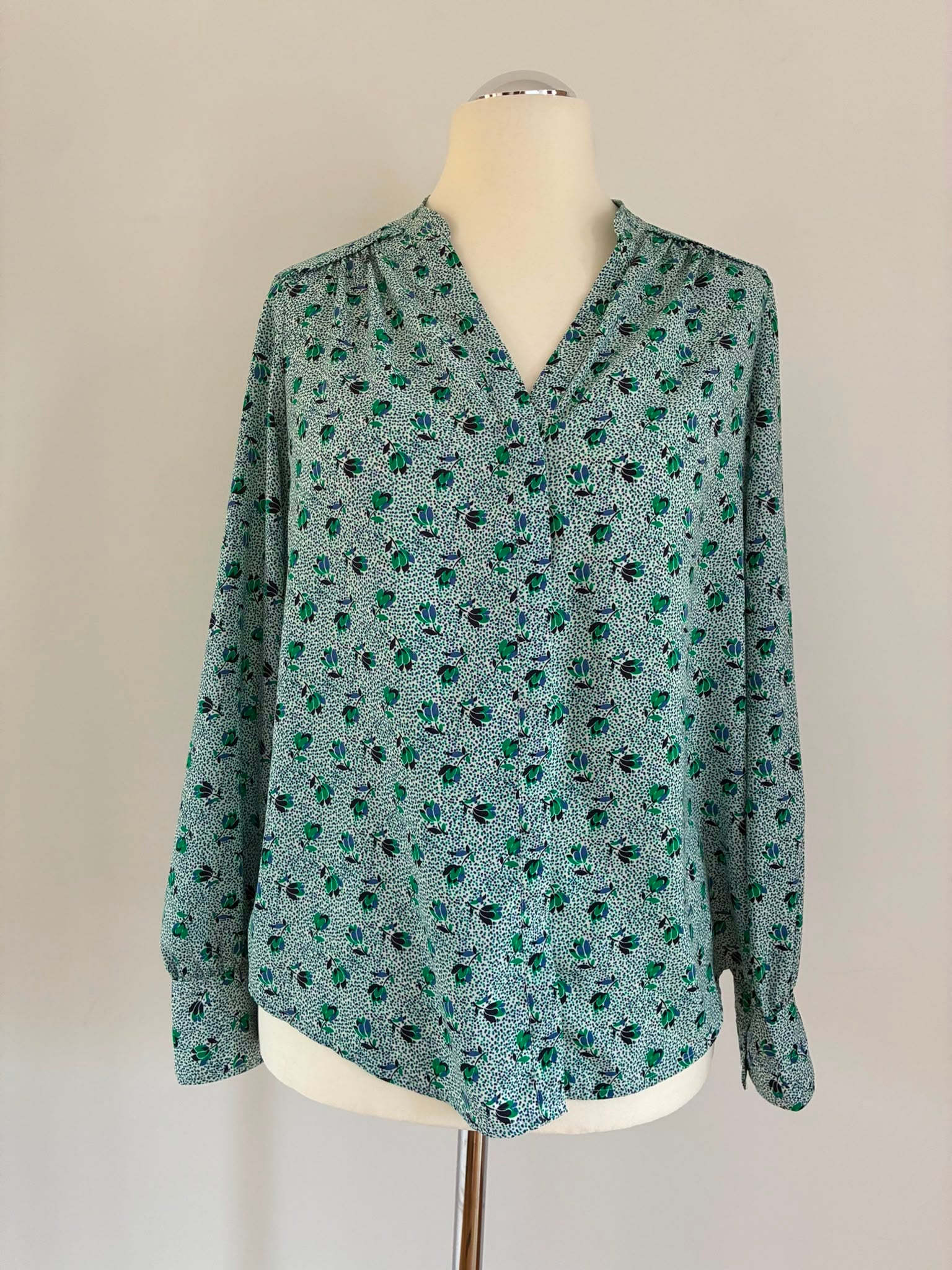 Boden Bluse mit Blumenmuster in Grün Größe 40